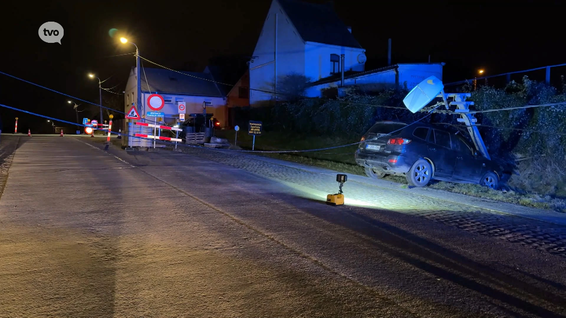 Auto knalt tegen verlichtingspaal in Borsbeke