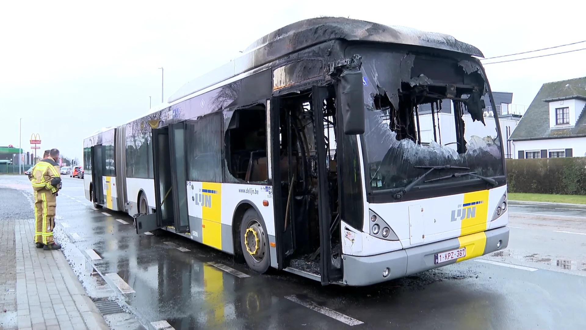 Lijnbus brandt uit in Wetteren, passagiers raken er veilig uit