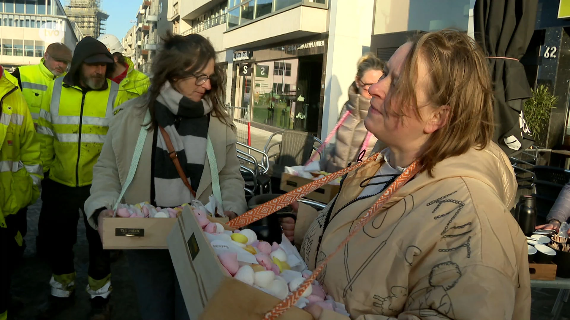 Ondernemers trakteren arbeiders op de Grote Markt op een hartverwarmende tas koffie met cake