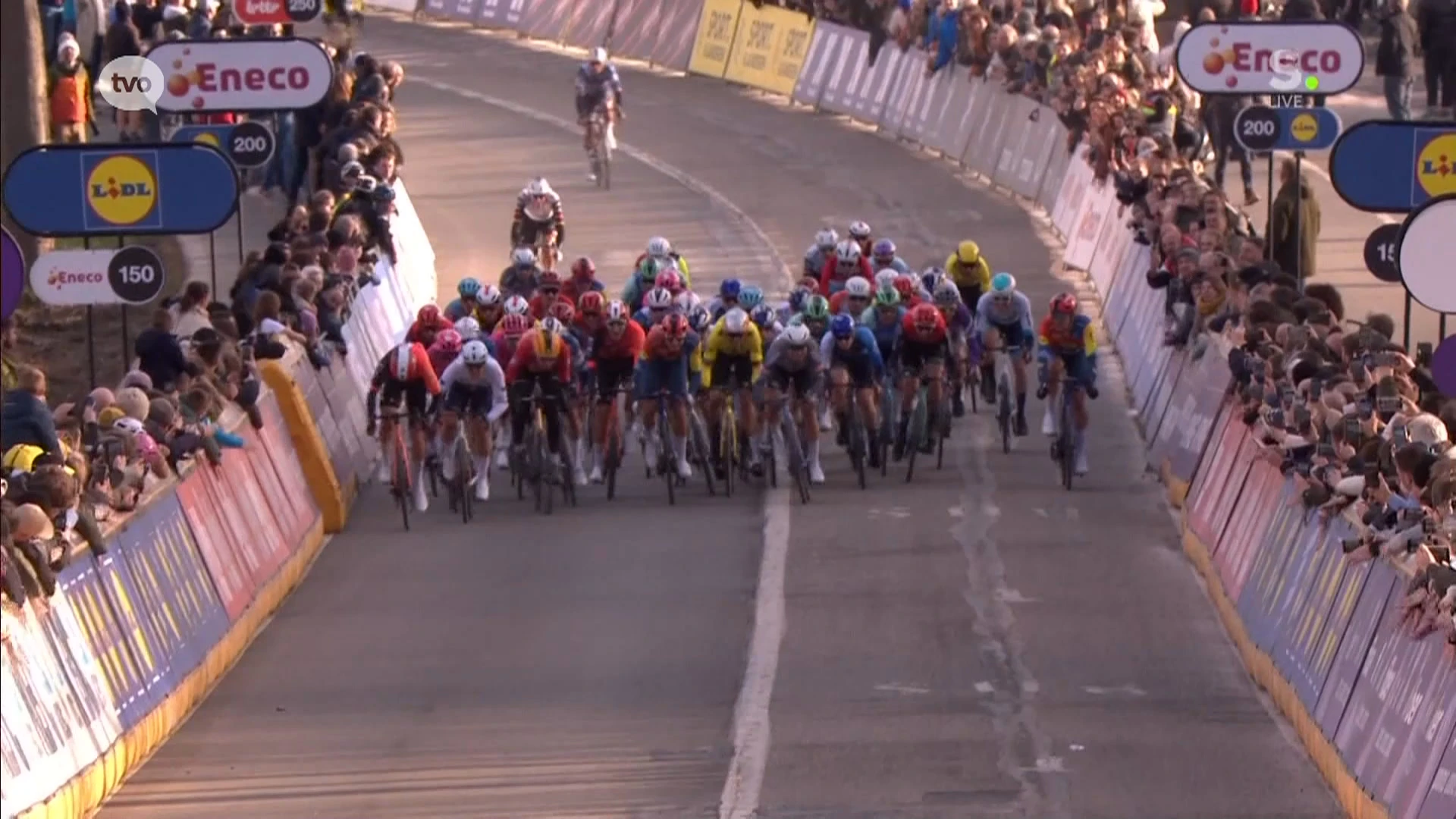 Sören Waerenskjold wint Omloop Het Nieuwsblad, Brent Van Moer wordt 4de