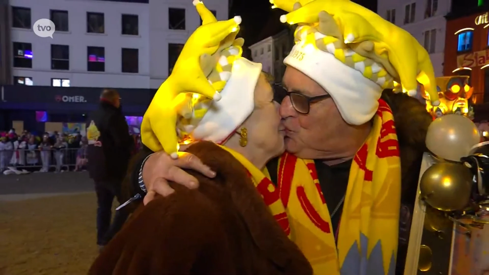 Danny en Ariane vieren 50 jaar huwelijk tijdens de Zondagsstoet van Aalst Carnaval: "Thuis vieren? Toch niet met de stoet?"