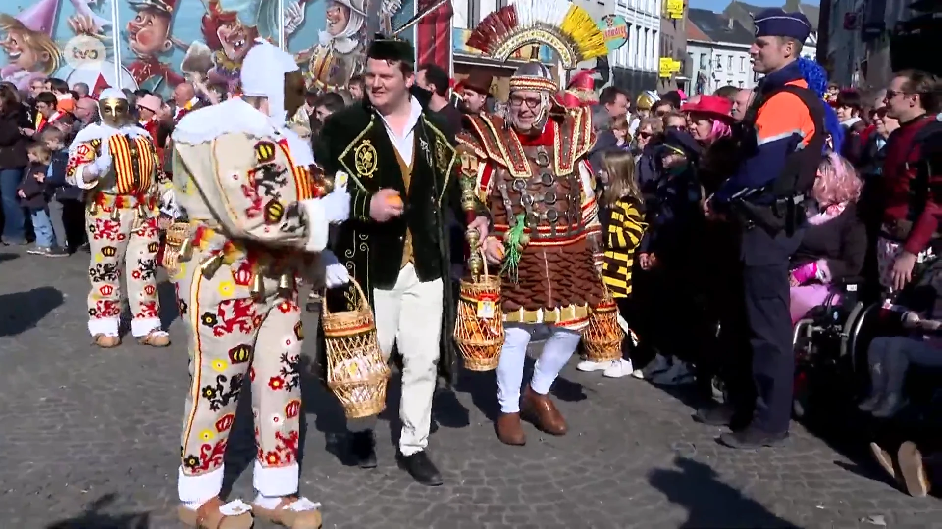 Gilles warmen de Grote Markt van Aalst op voor de tweede carnavalsdag