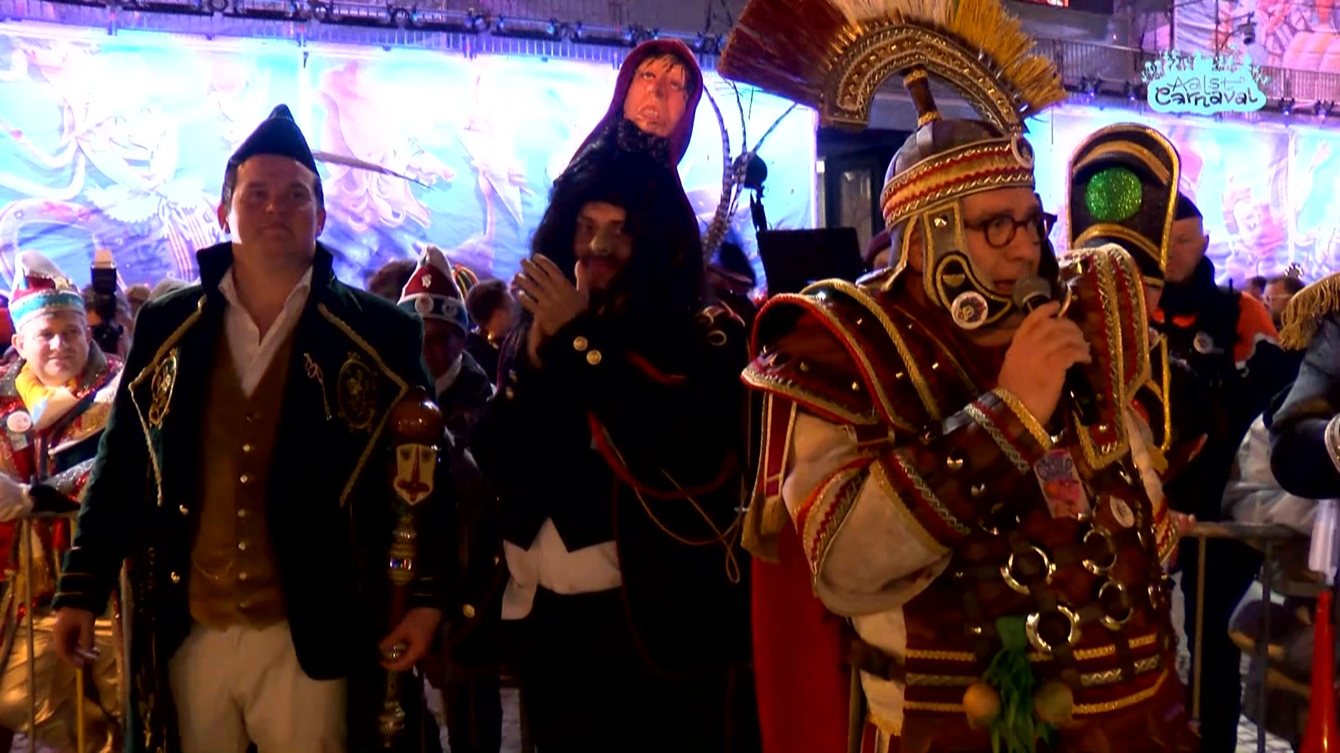 Filmmaker Nicolas Keppens krijgt eigen 'Oscaar' op Aalst Carnaval: "Ik vind deze beter, MDF is super mooi materiaal"