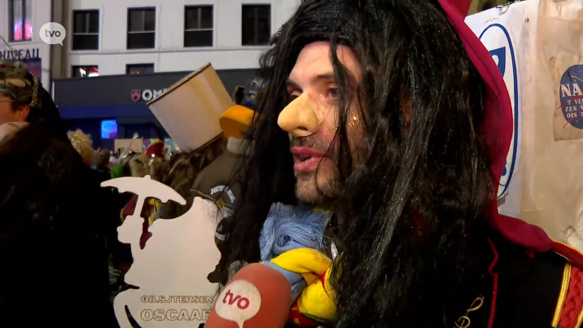 Filmmaker Nicolas Keppens krijgt eigen 'Oscaar' op Aalst Carnaval: "Ik vind deze beter, MDF is super mooi materiaal"