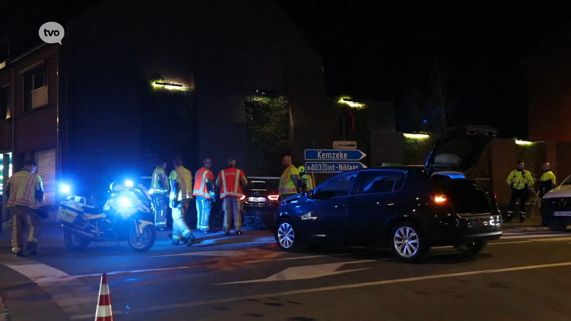 Twee mensen gewond nadat auto tegen andere auto en tegen gevel belandt in Stekene