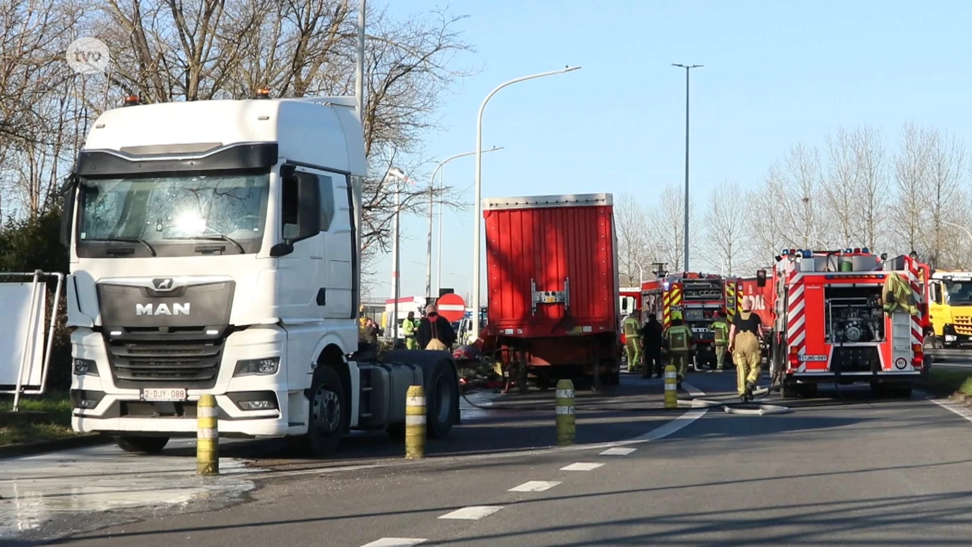 Koelbloedige vrachtwagenchauffeur redt twee machines uit brandende oplegger aan E17