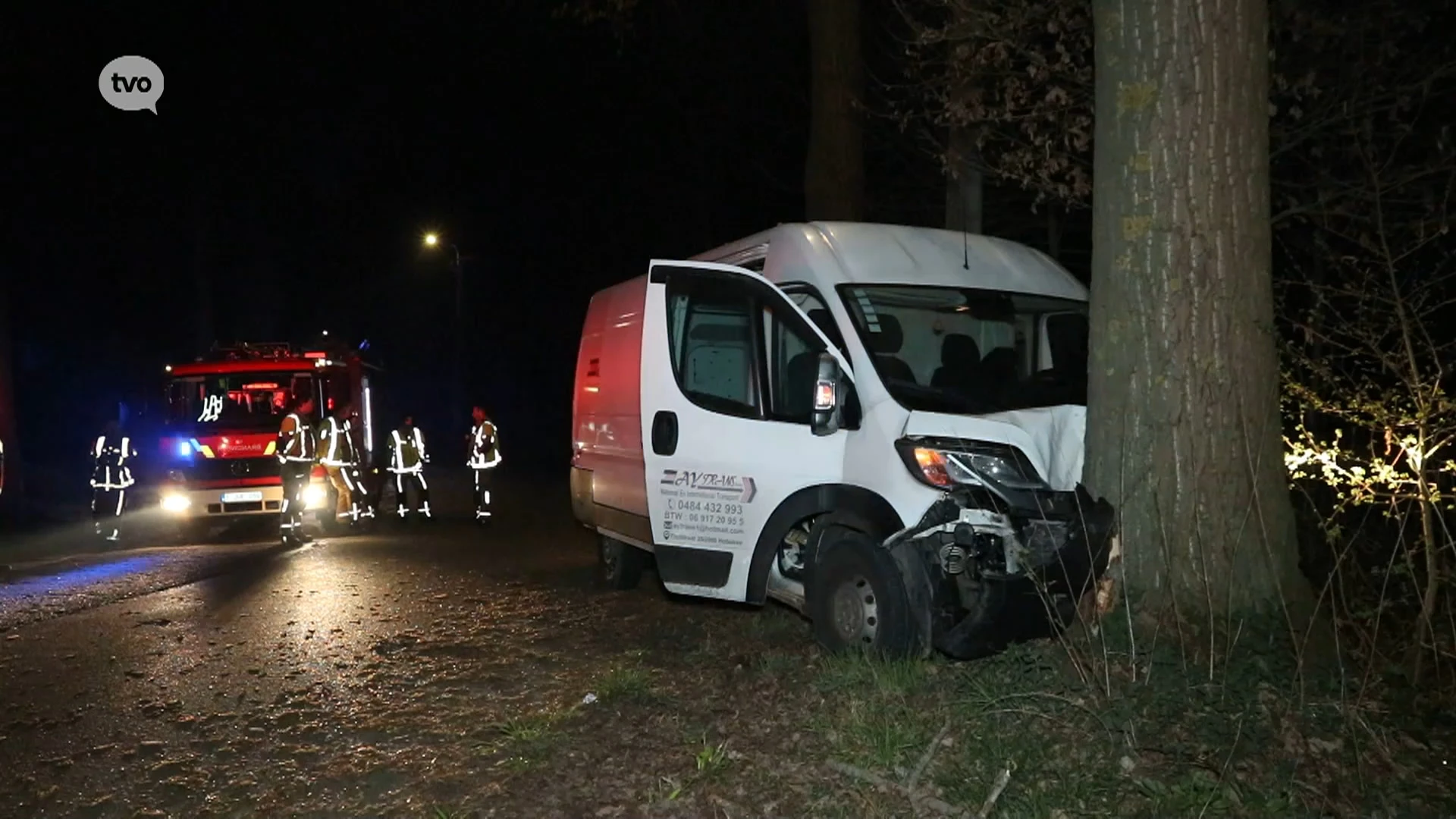 Man gewond nadat bestelwagen tegen boom terechtkomt in Sint-Niklaas