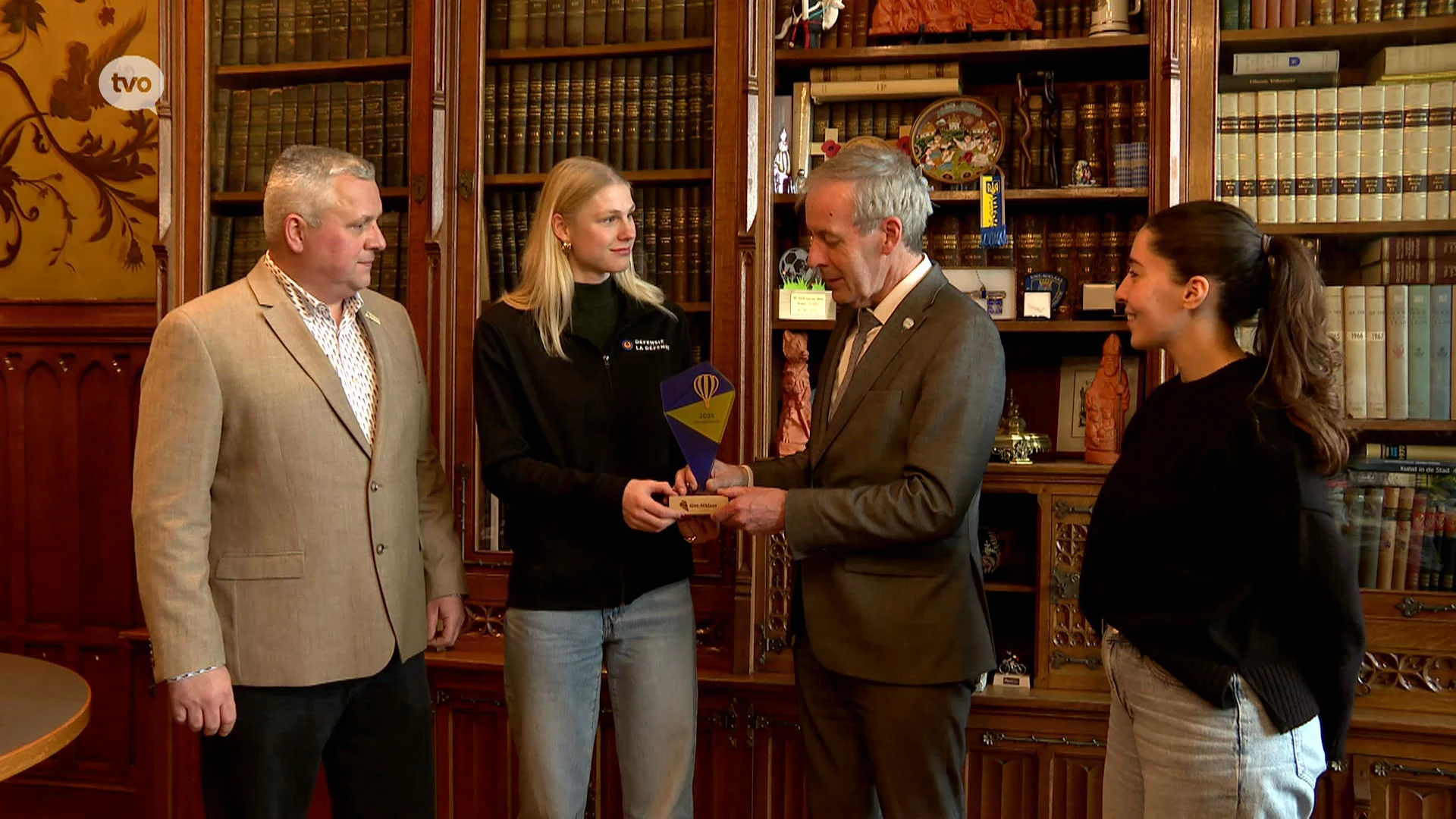 Met een beetje vertraging nam schermster Jolien Corteyn vandaag de Sint-Niklase prijs voor sportprestatie in handen