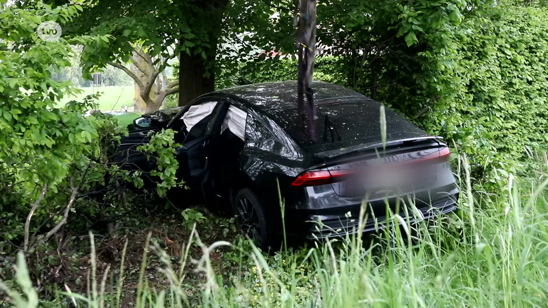 Sint-Niklaas: bestuurder mist bocht en slingert auto tegen betonnen duiker en boom