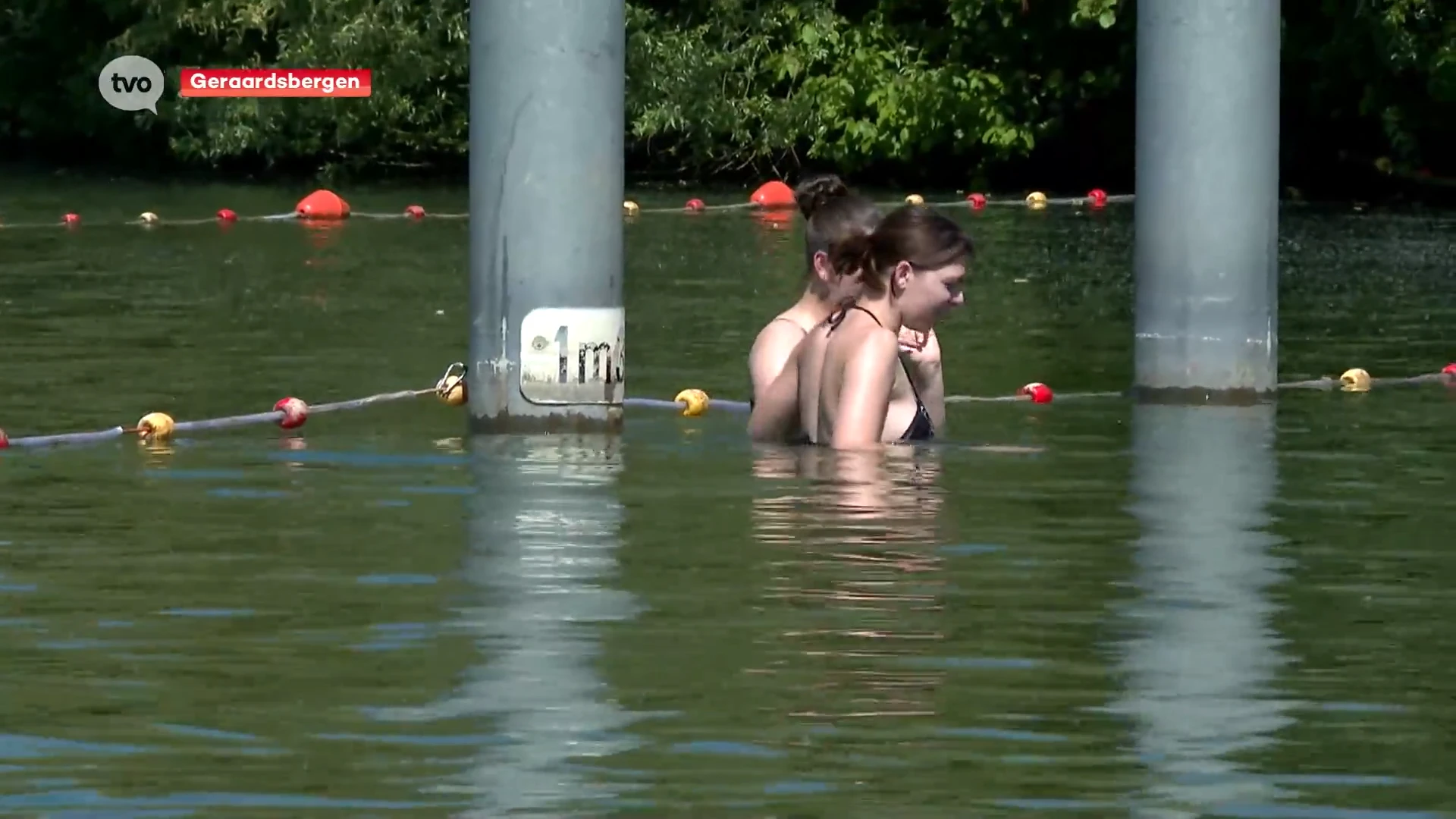 De eerste plons in de recreatiedomeinen was voor deze 200 gelukzakken in De Gavers: "Water is 17 graden"