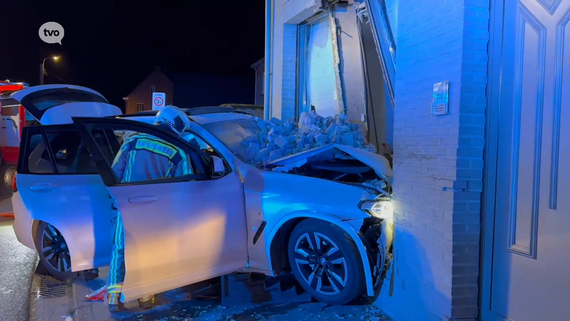 Automobilist in levensgevaar na crash tegen woning in Vlierzele, huis is onbewoonbaar