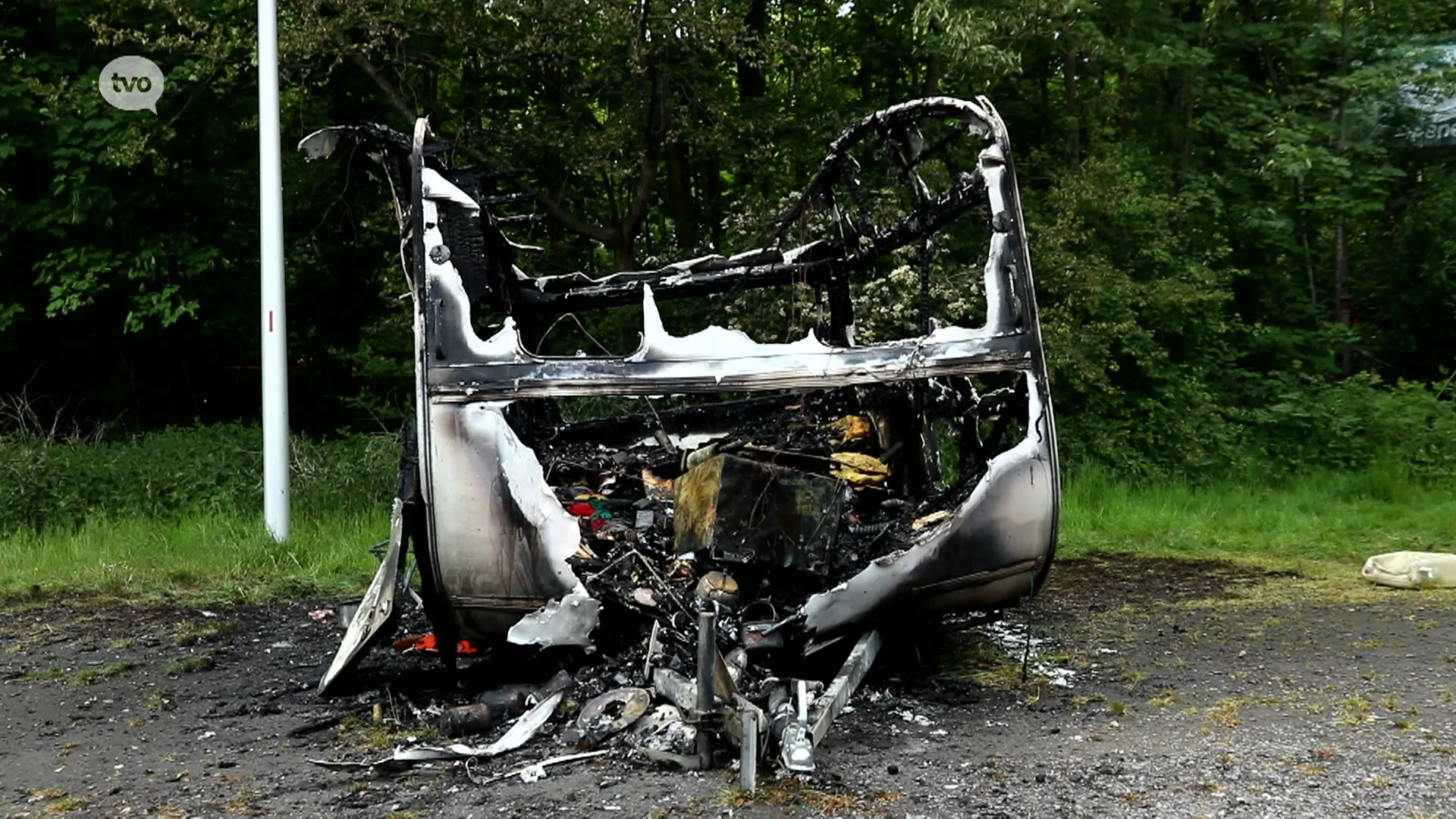 Caravan gaat in vlammen op in bospark in Lokeren, eigenaar is alles kwijt