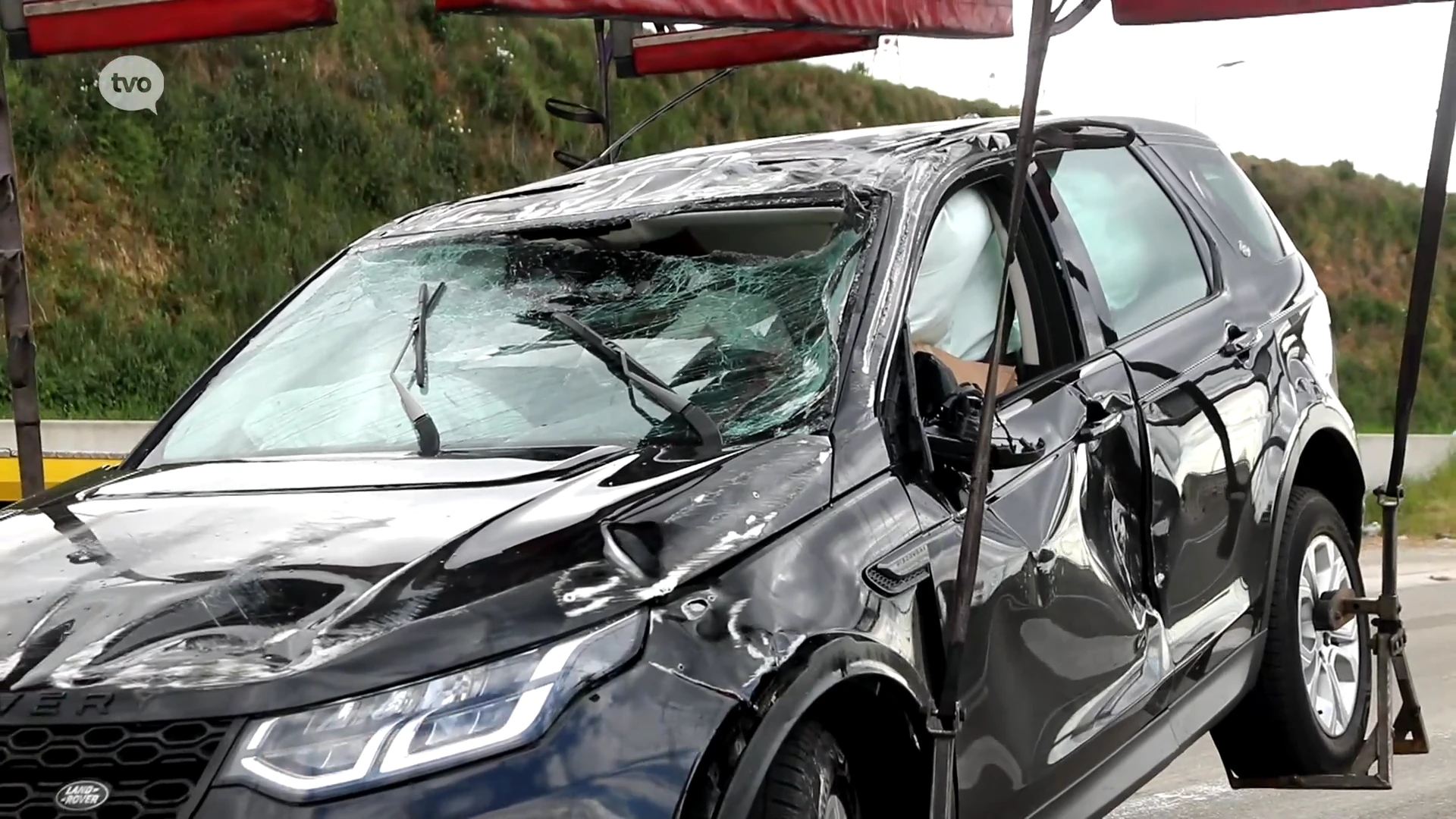 Terreinwagen botst op vrachtwagen op E34 in Zwijndrecht, bestuurder gewond naar het ziekenhuis