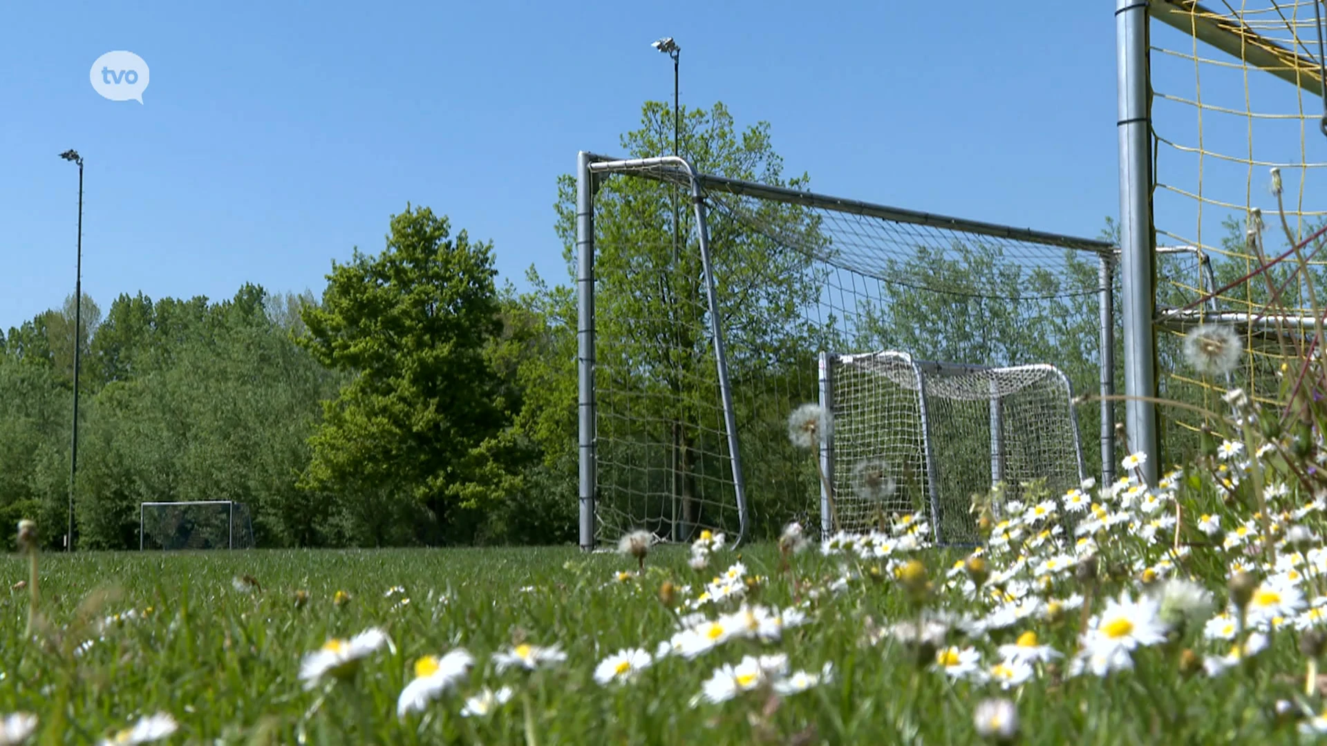 Levenslange schorsing voor voetballer OB Deurne die tegenstander van V.O.S. Reinaert in Sinaai het ziekenhuis in trapte