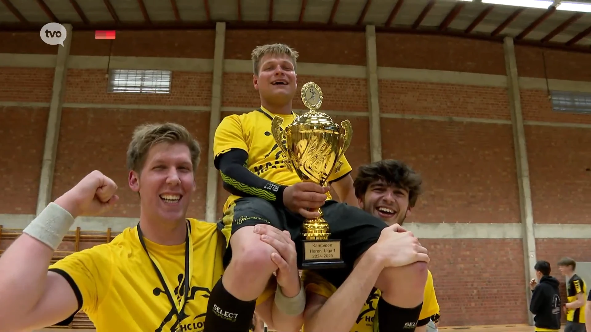 Handbal Club Lokeren viert promotie naar divisie 2 na galamatch in sporthal Durmehal