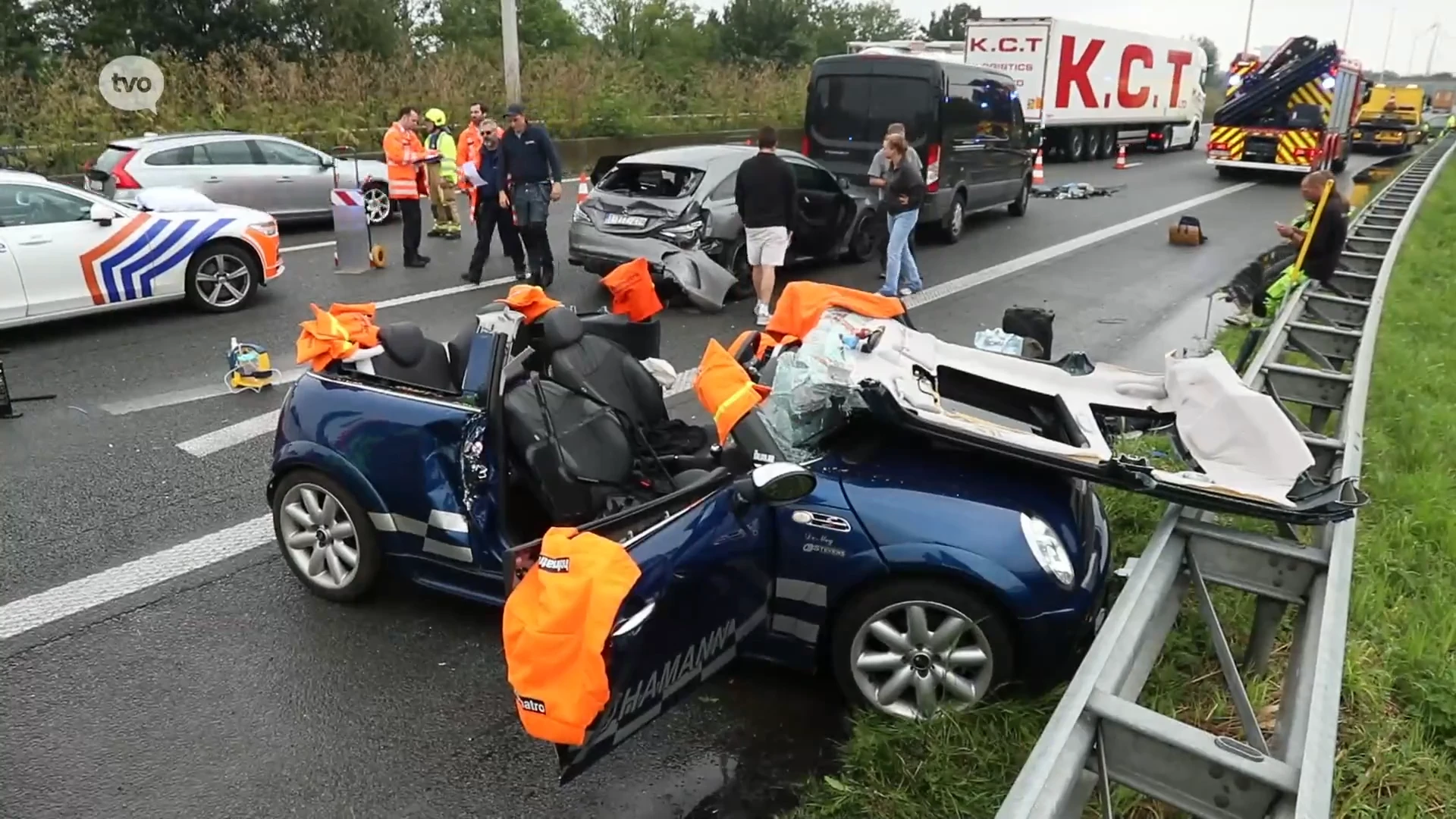 Wegpolitie Oost-Vlaanderen waarschuwt na zoveelste ongeval op E17: "Mensen zijn met te veel andere zaken bezig in de auto"
