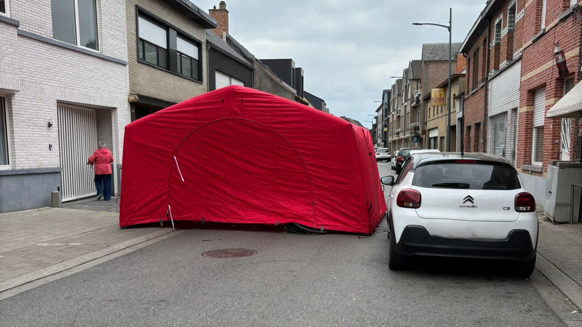 50-jarige fietser in levensgevaar overgebracht naar het ziekenhuis, na botsing tegen openslaande autodeur in Vrasene