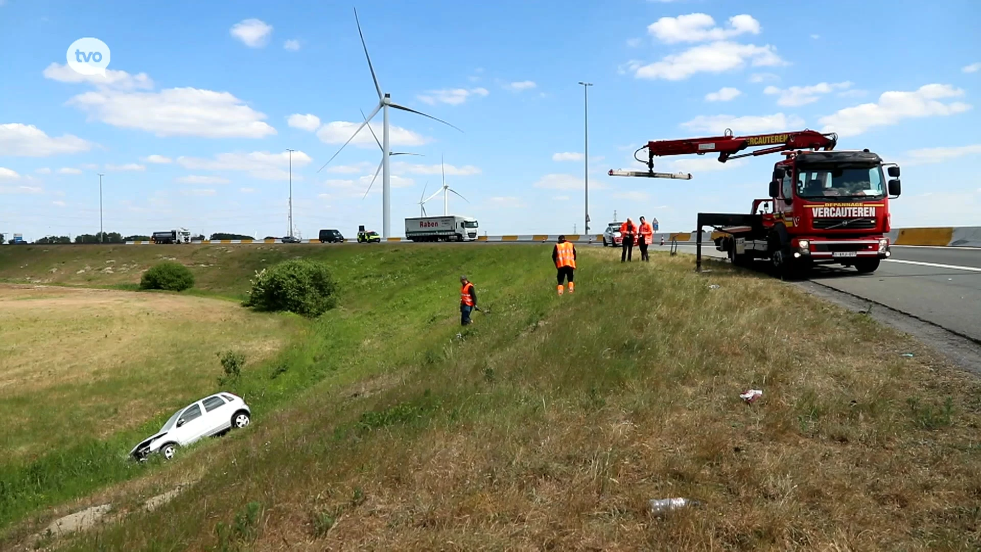 Bestuurder belandt tien meter lager in berm op knooppunt R2 met E34 in Beveren