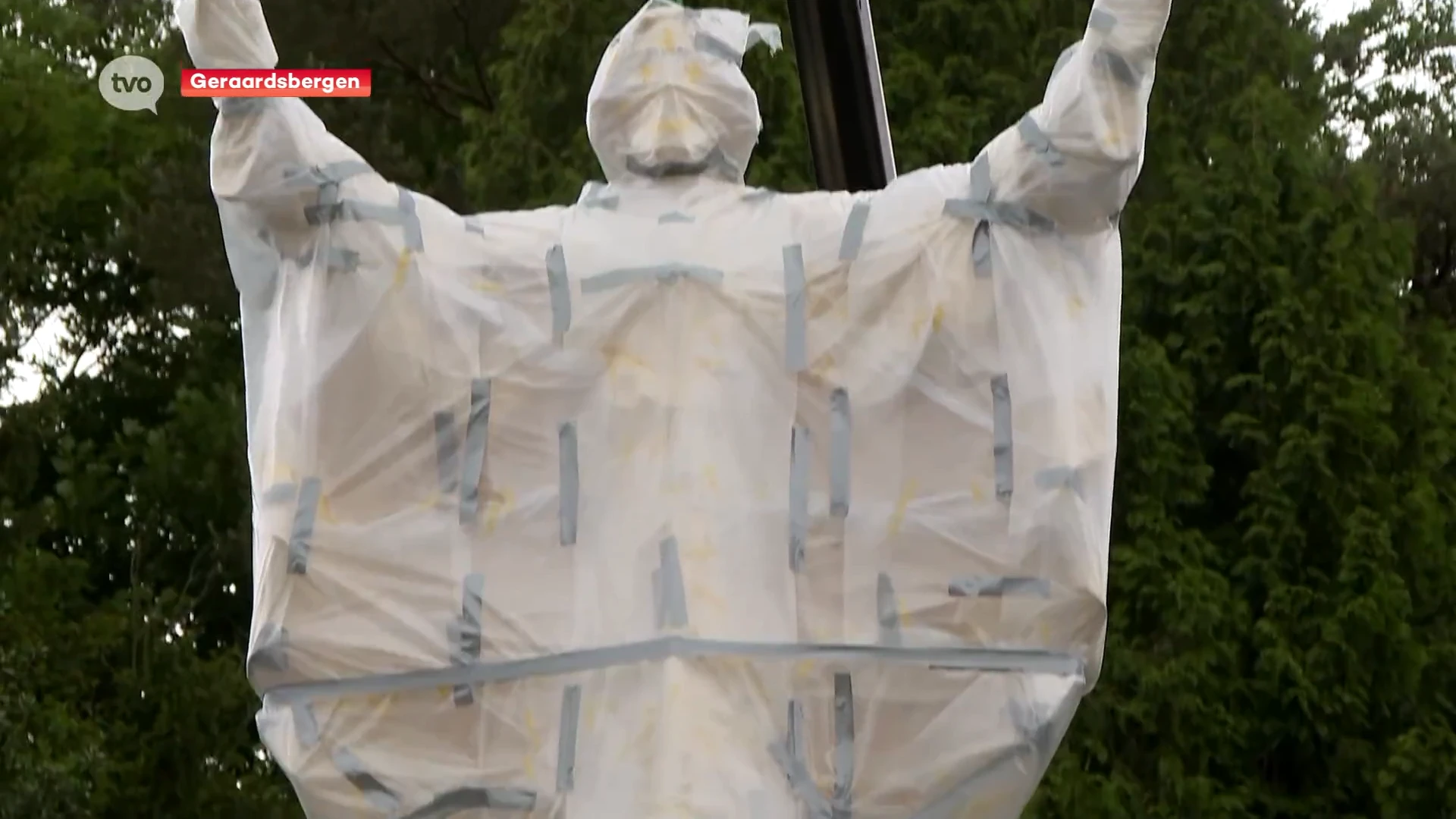 Gouden Heilig Hart-standbeeld van 1.200 kg staat terug op de sokkel in Geraardsbergen