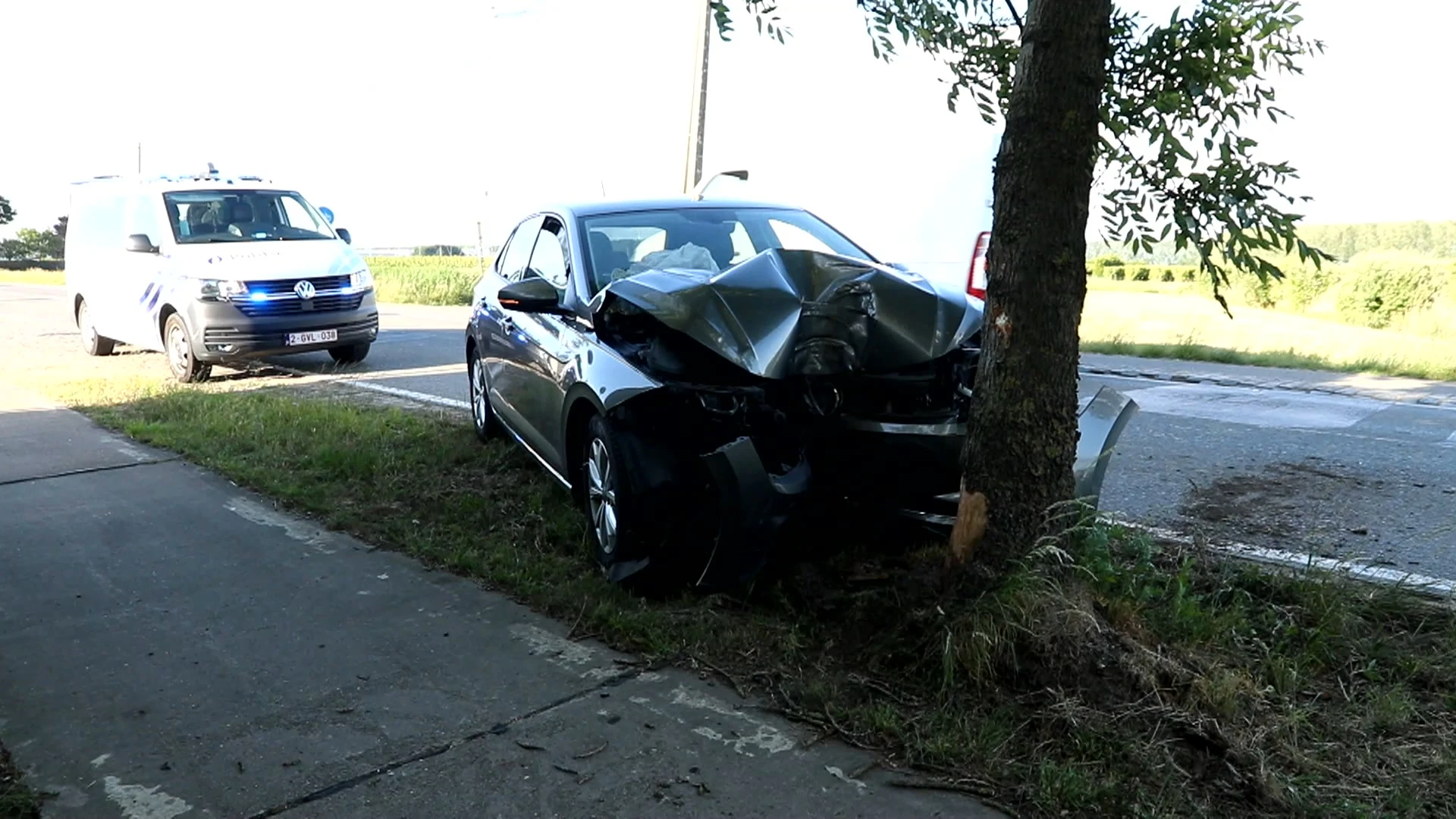 Zwaargewond na frontale botsing met auto tegen boom in Vrasene