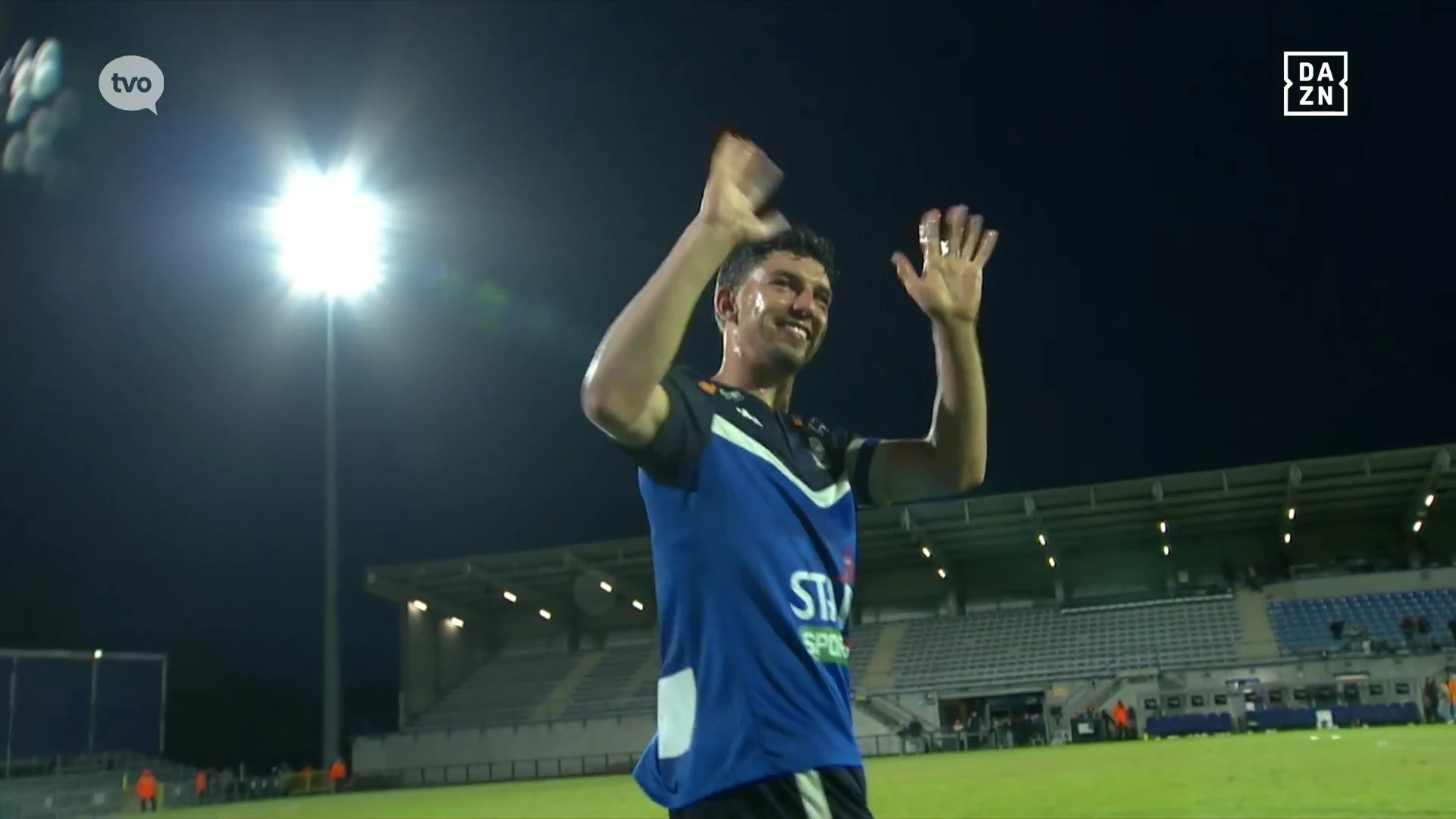 Lennard Hens neemt afscheid van FCV Dender met 2-2-gelijkspel tegen KV Mechelen: "Zes ongelooflijk prachtige seizoenen"