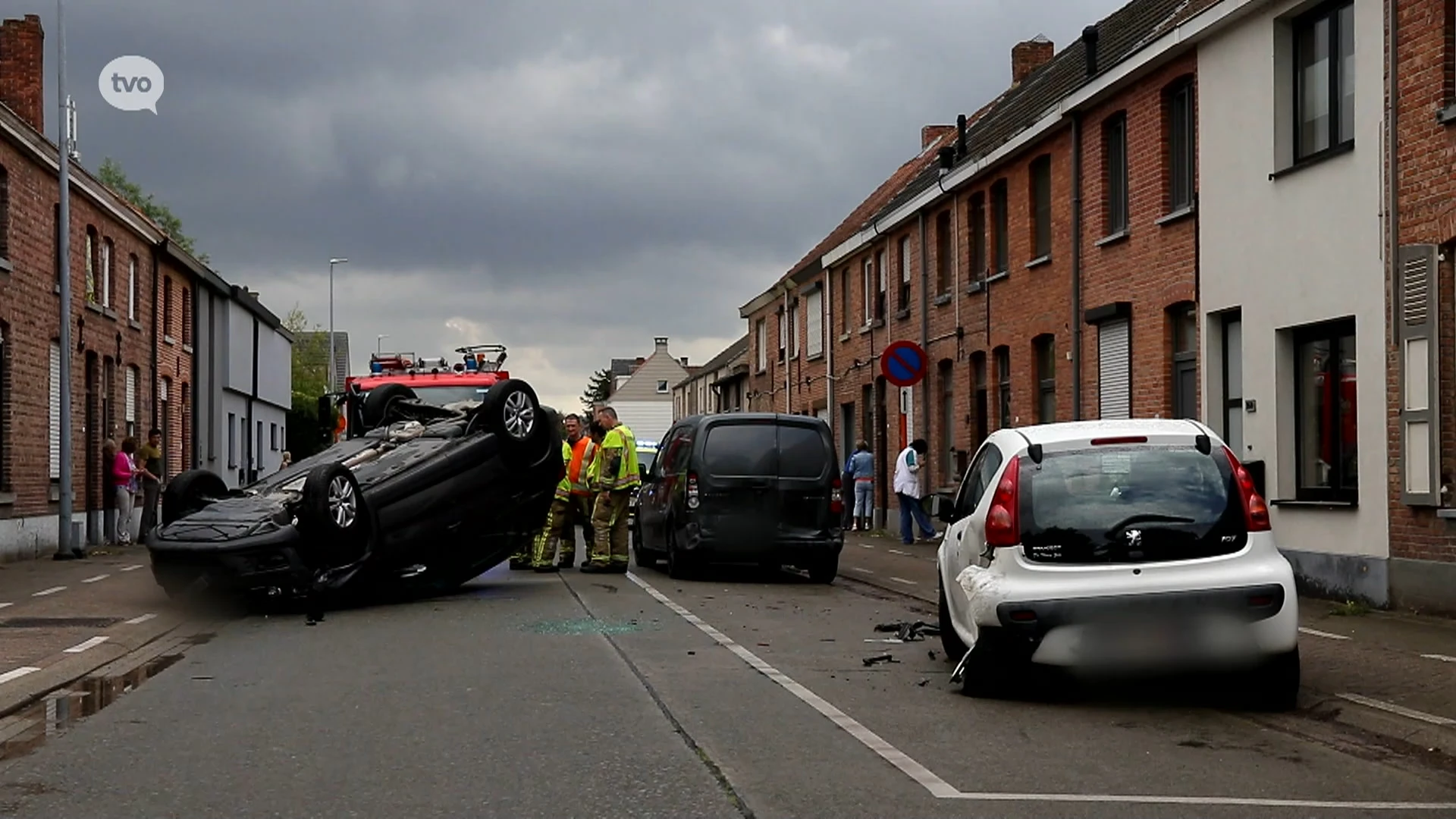 Sinaai: Bestuurder zwaargewond nadat auto over de kop gaat na aanrijding met geparkeerde wagen