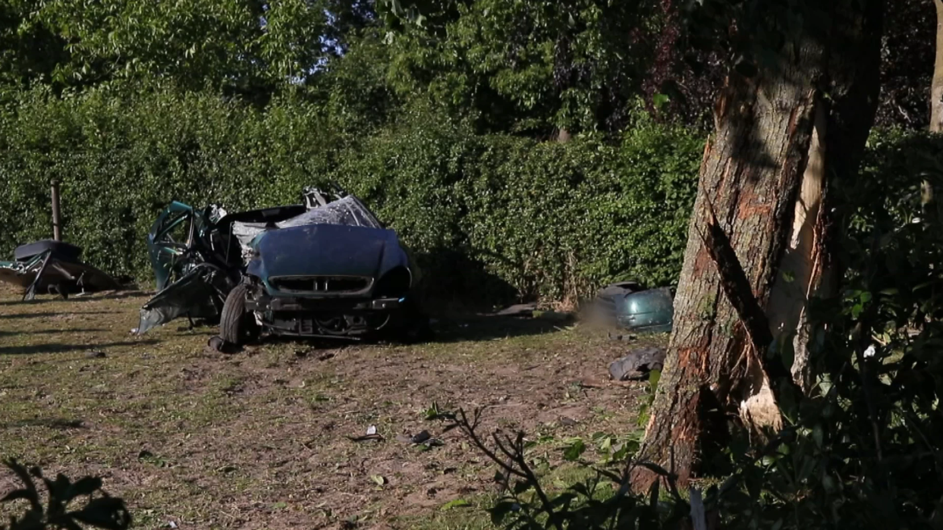 Autobestuurster zwaargewond na slippartij tegen boom in Verrebroek