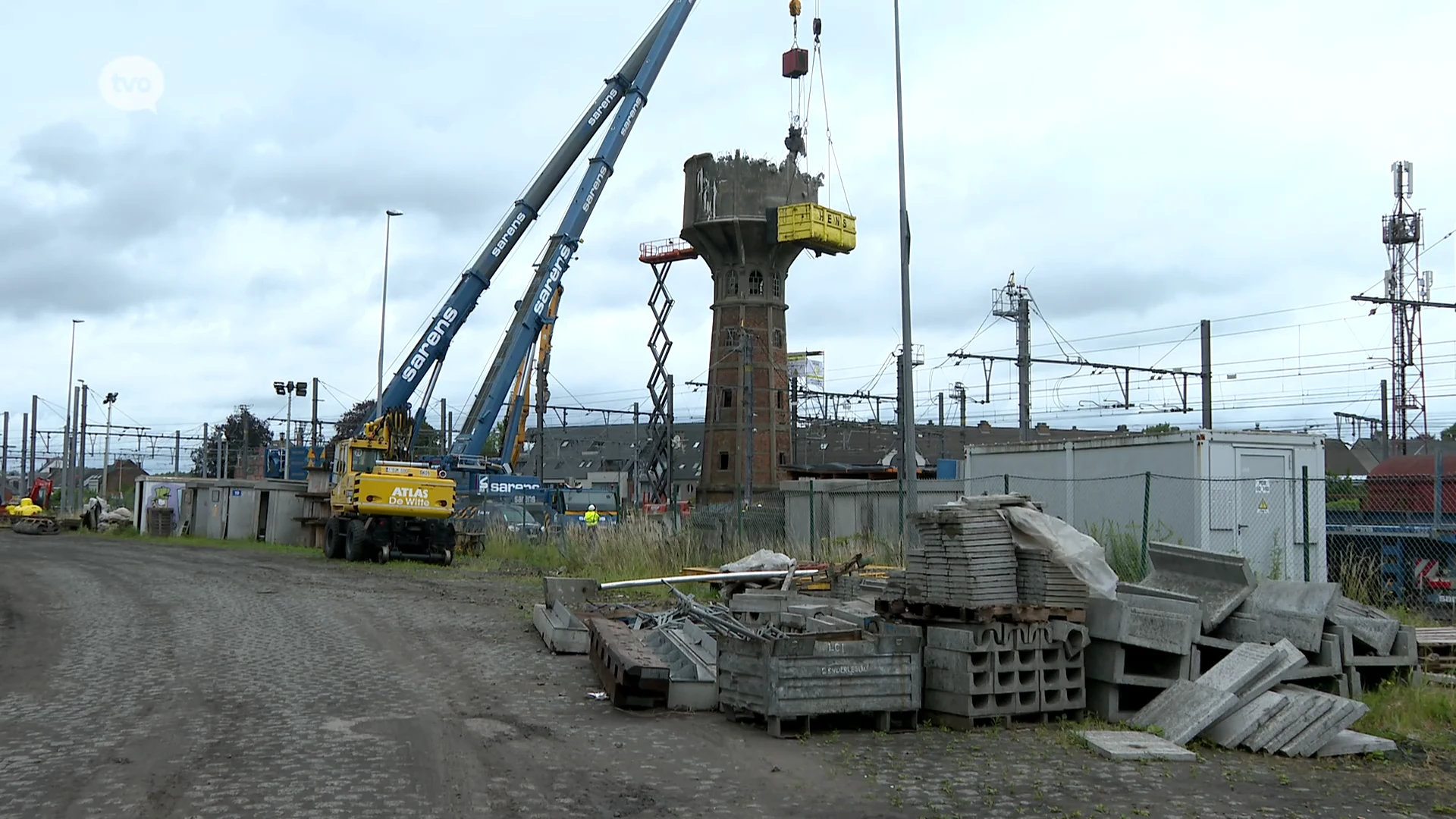 Afbraak watertoren in Denderleeuw van start, maandag moet klus geklaard zijn