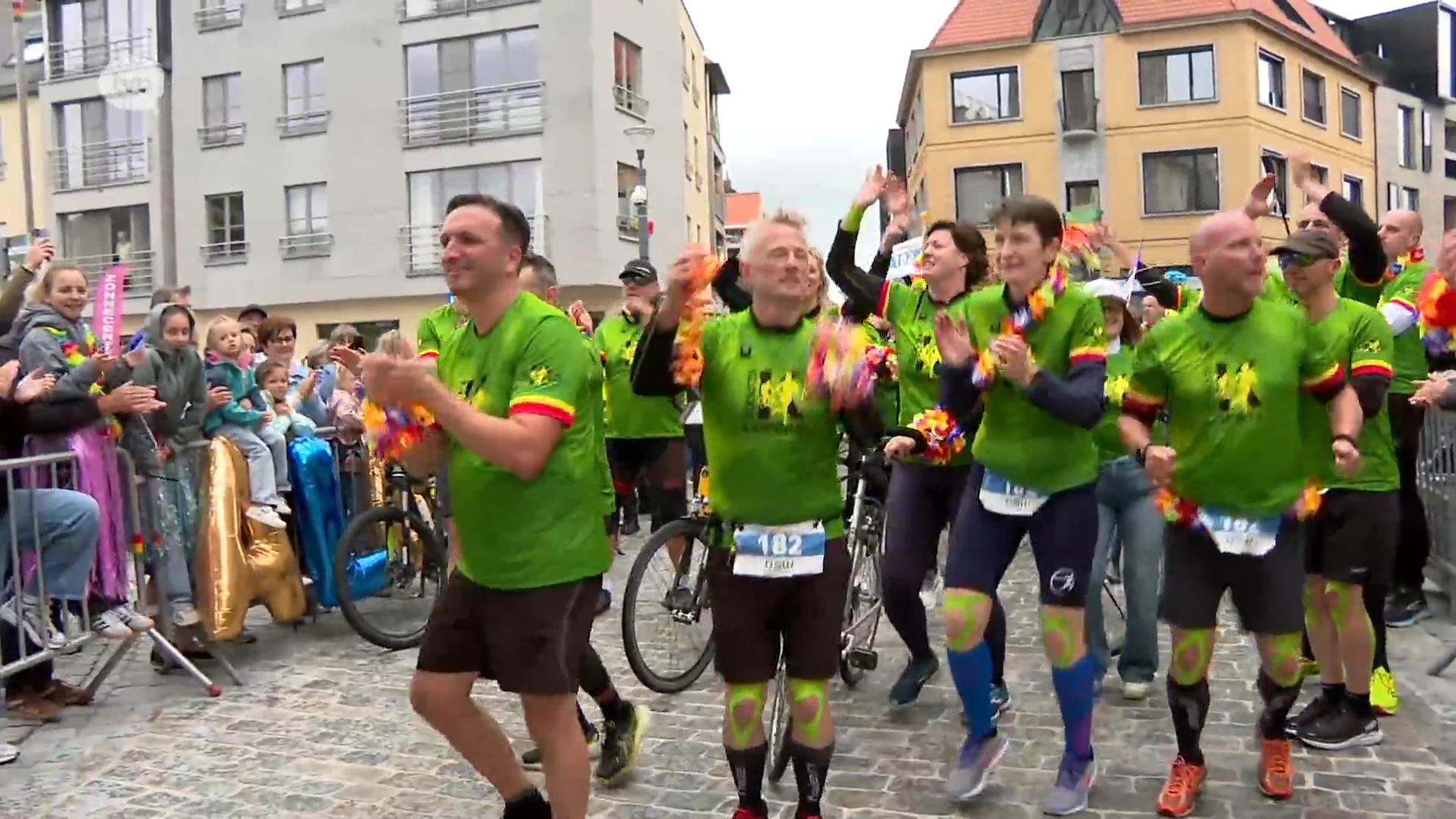 De doortocht van de Roparun in Zele was weer ge-wel-dig! "Om warm van te krijgen na 223 kilometer regen en wind"