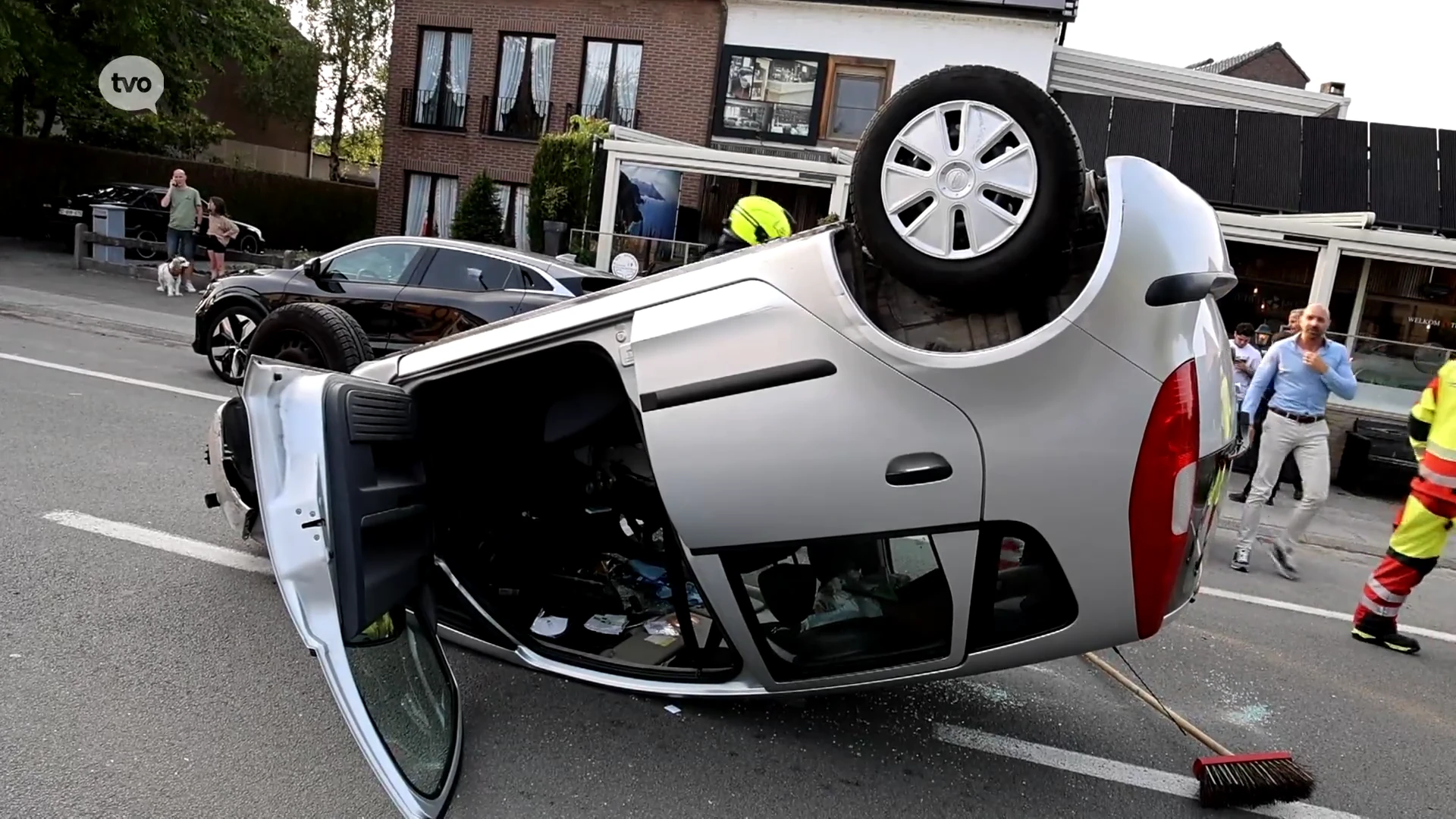 Auto komt op dak terecht na botsing met geparkeerd voertuig, bestuurster zwaargewond