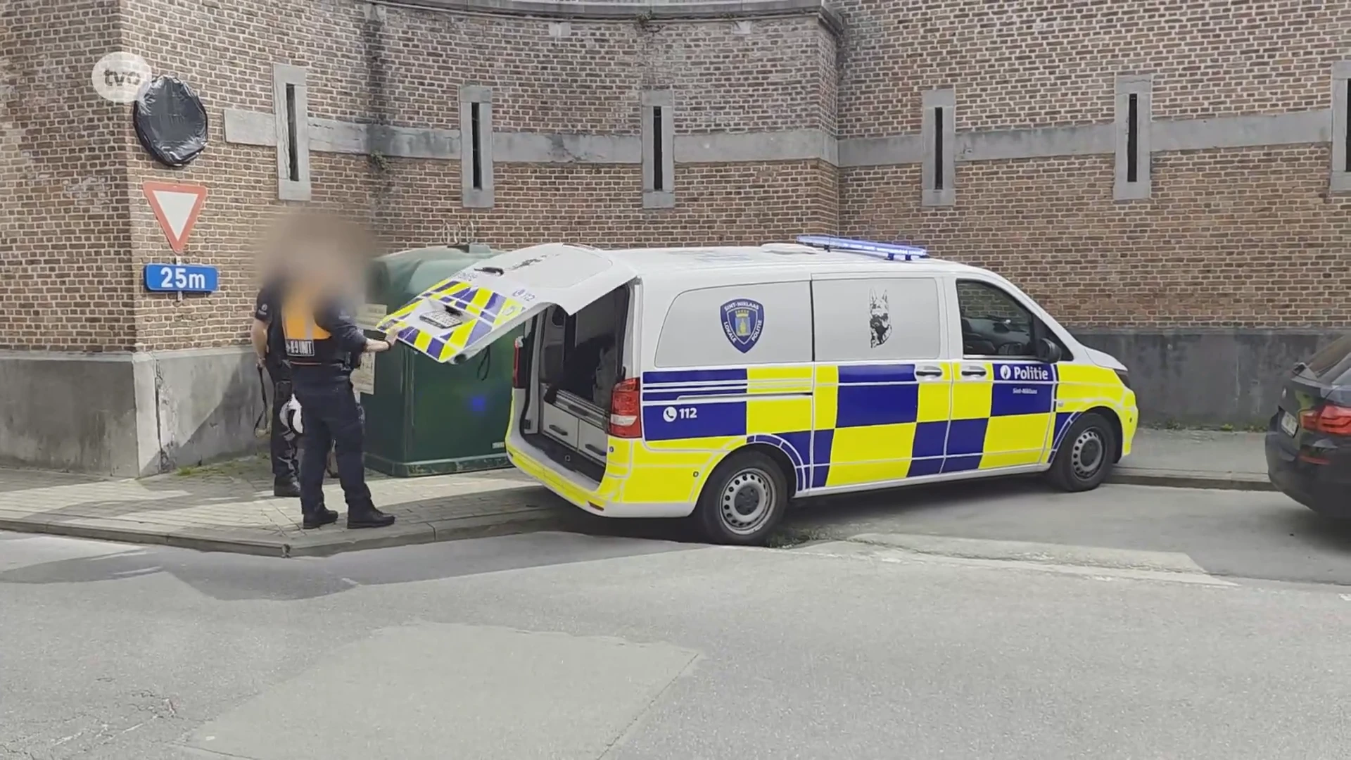 Gedetineerden weigeren terug te keren naar cel na discussie: politie massaal aanwezig