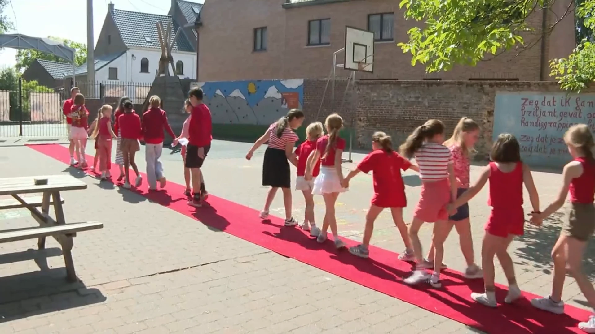 Scholen in Oost-Vlaanderen trekken mee de rode lijn voor Gaza: "We willen dat het stopt"