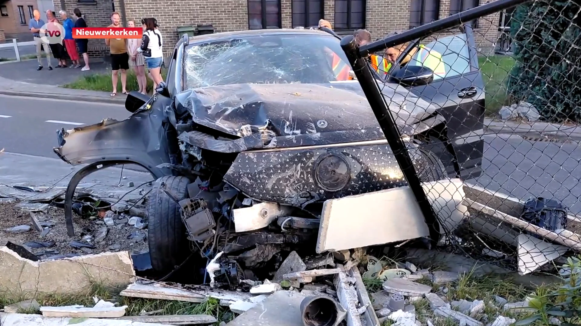 Amber uit Aalst ontsnapt aan de dood na crash in voortuin: "Tien seconden vroeger en het was veel erger"