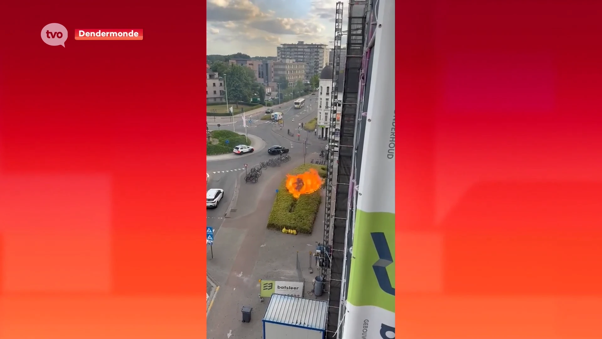 Bloemenperk aan rotonde vat vuur in Dendermonde, sigaret vermoedelijk boosdoener
