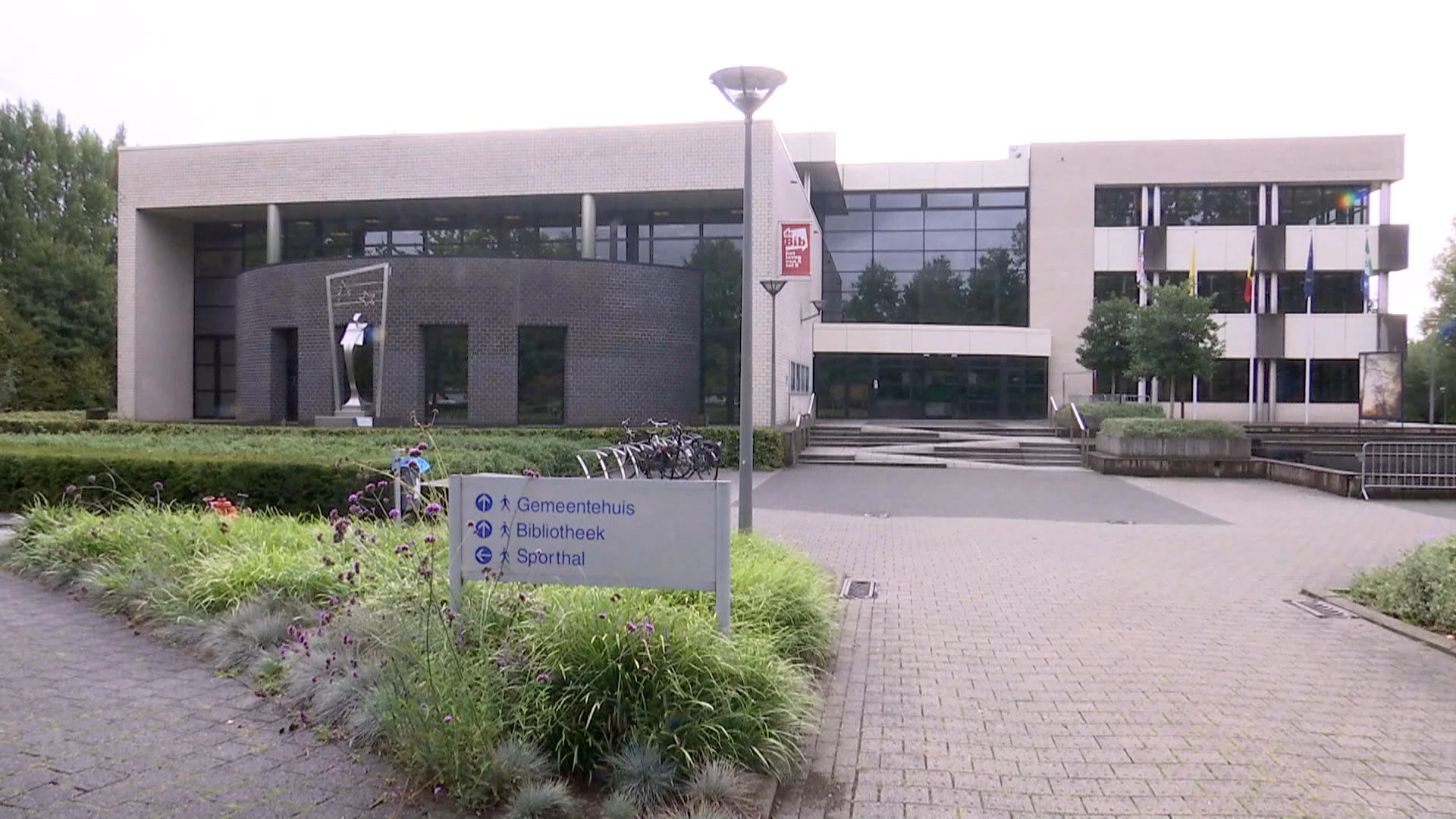 Ophef over hoofddoekenverbod in Beveren-Kruibeke-Zwijndrecht: "Tijdelijk enkel bij nieuw aangeworven personeel, maar werken aan nieuw arbeidsreglement"