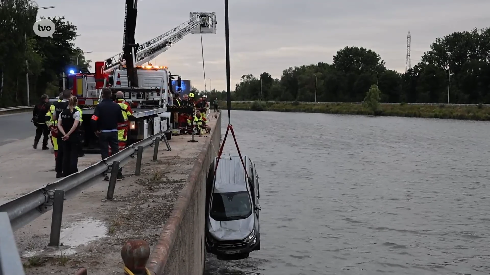 Jonge bestuurder (19) met voorlopig rijbewijs rijdt water aan de Dendermondse Tijsluis in