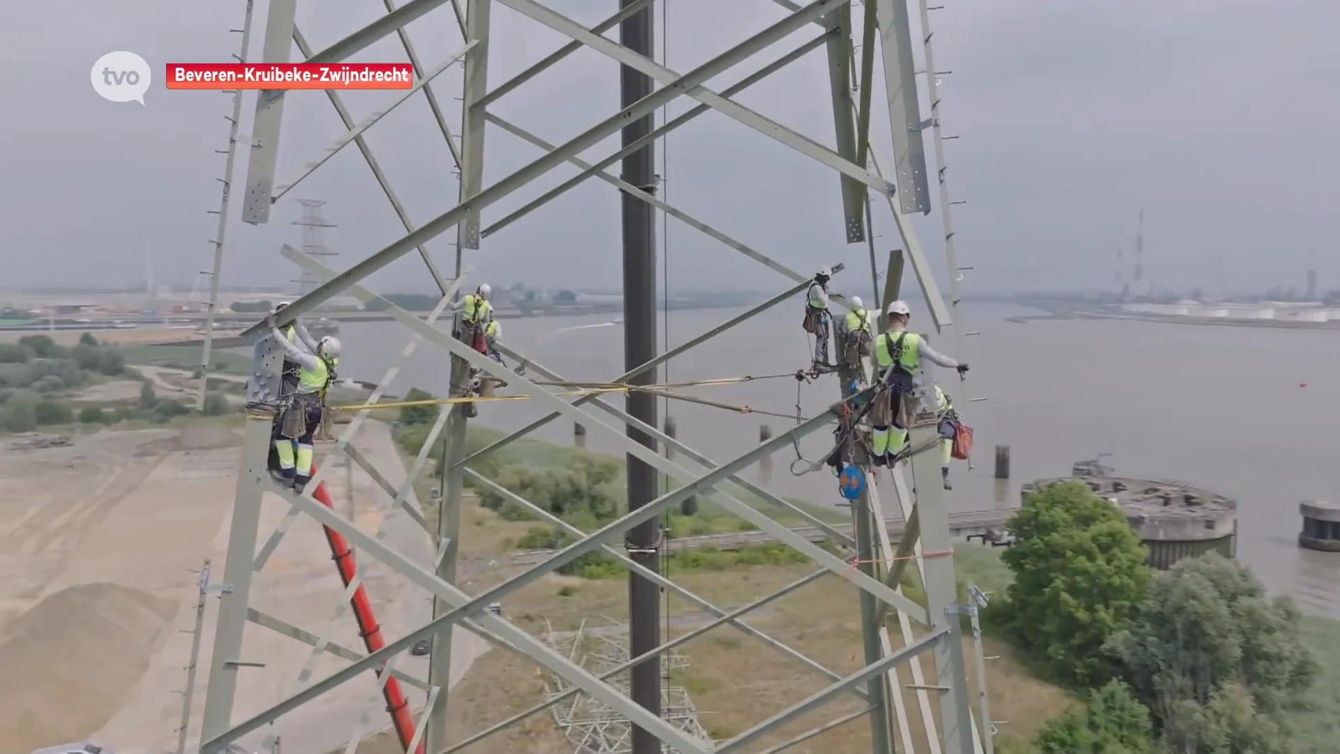 Elia bouwt laatste hoogspanningsmast van Braboproject onder toeziend oog van minister-president Diependaele (N-VA)