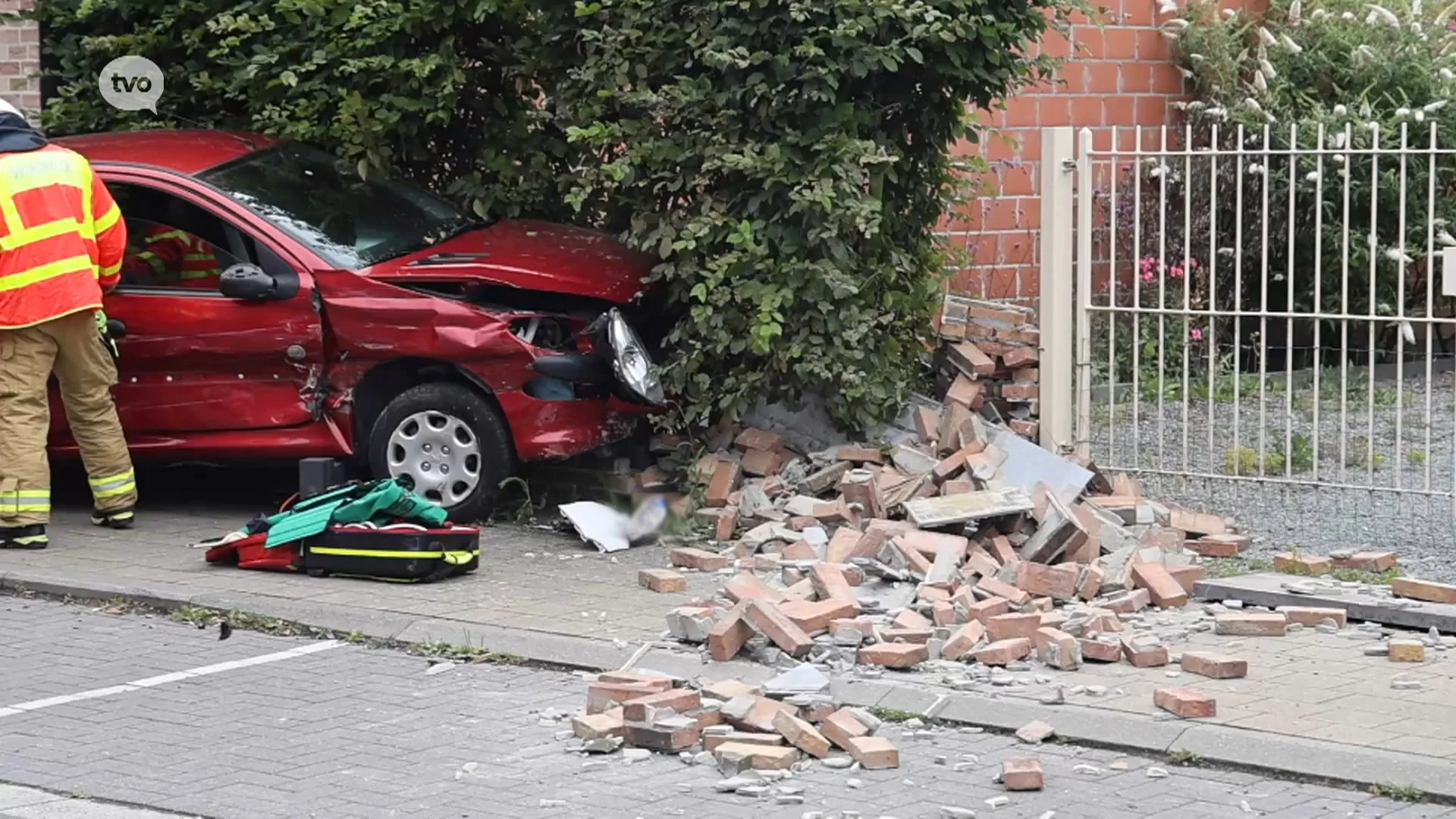 Auto botst tegen stenen afsluiting in Wichelen, na aanrijding met bestelwagen