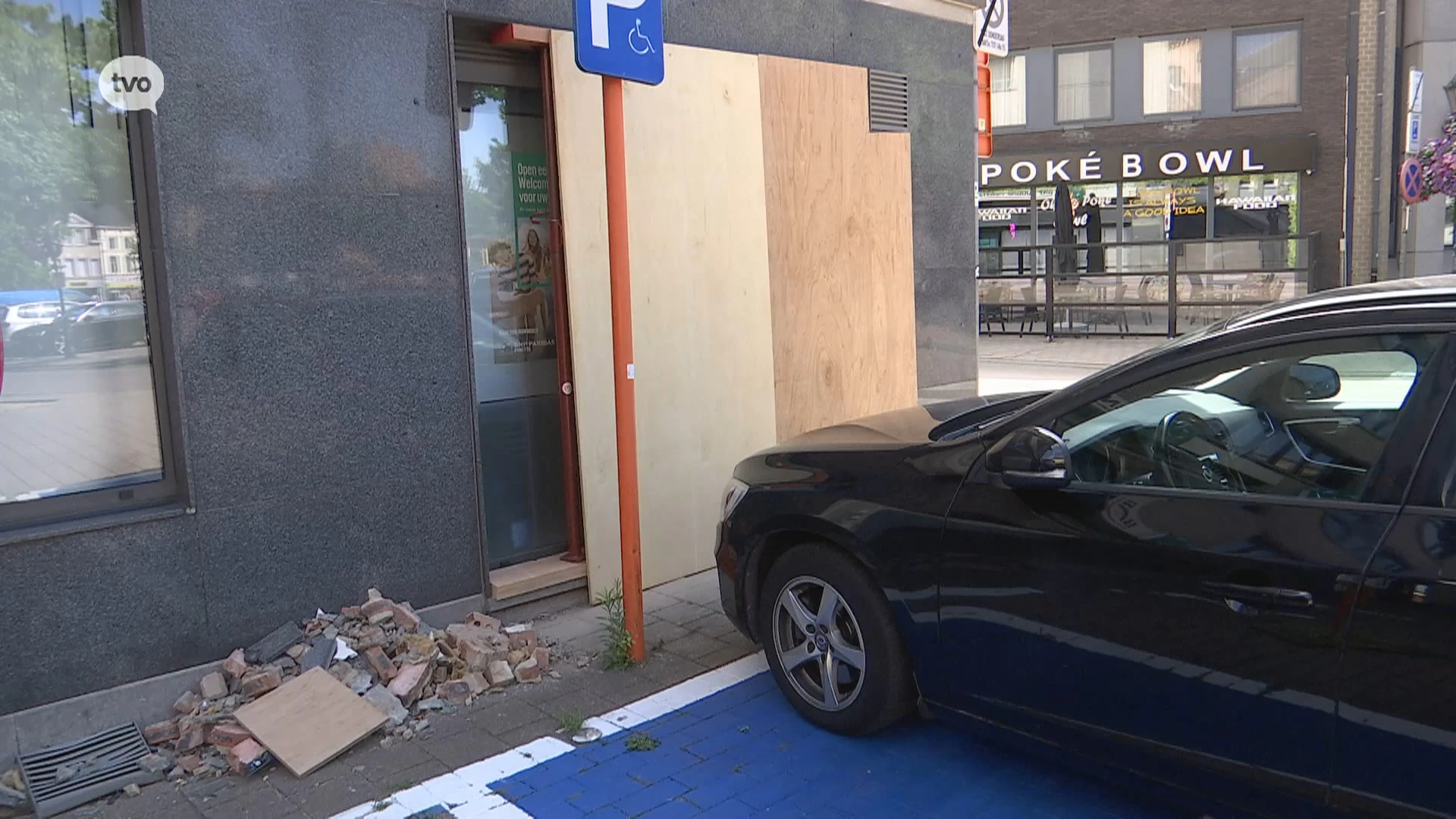 Bestuurder belandt met wagen in gevel van bankkantoor in Wetteren