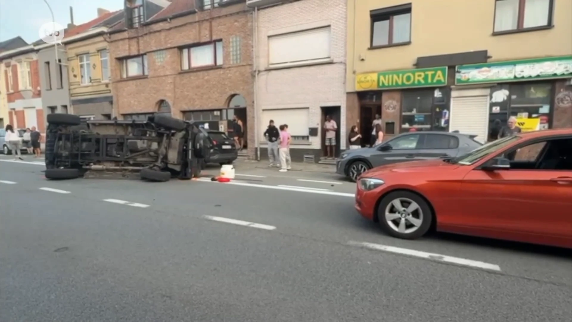 Mercedes eindigt op zijn flank nadat die tegen BMW rijdt in Ninove