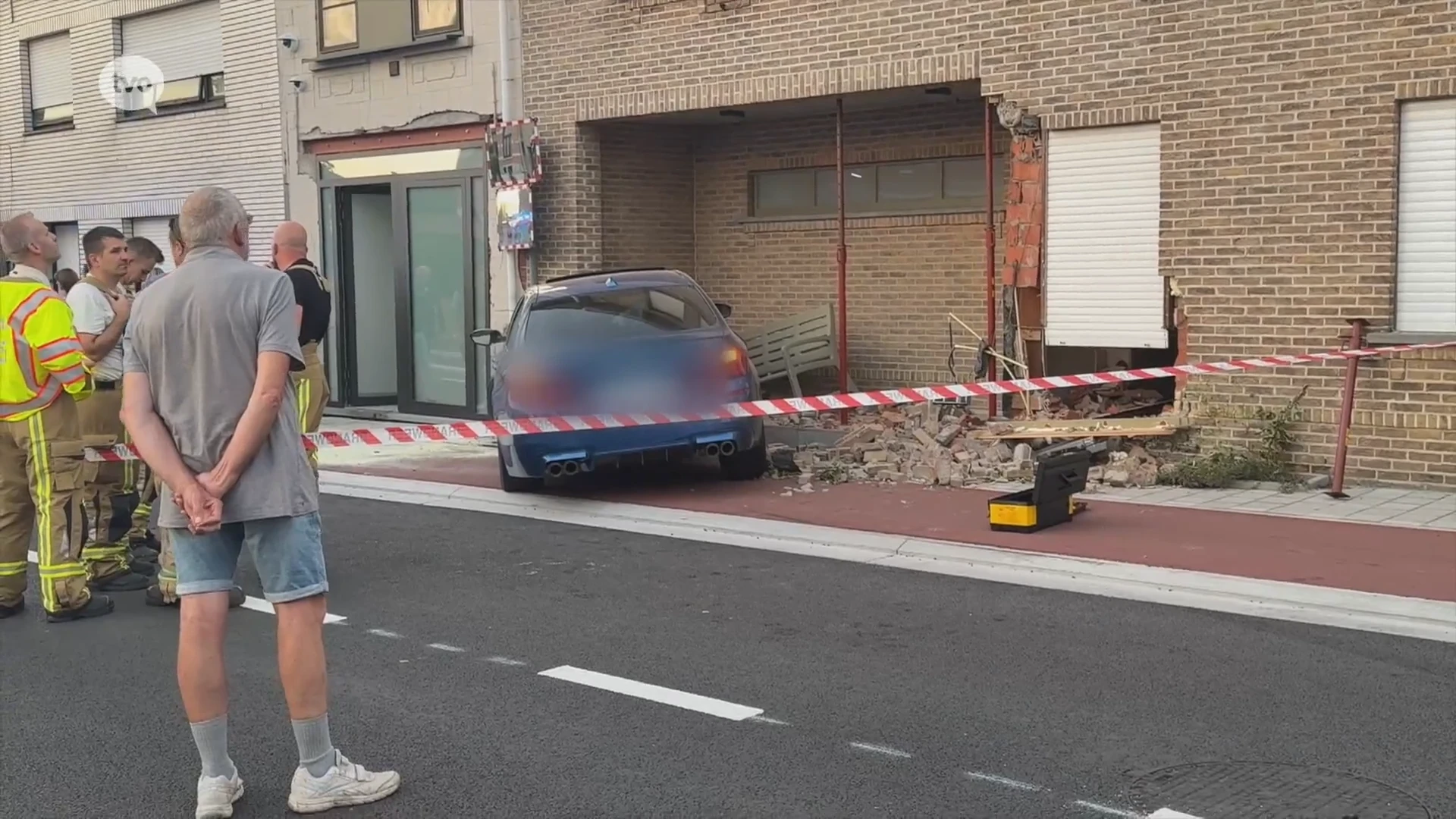 Bestuurder crasht aan hoge snelheid tegen woning in Denderhoutem