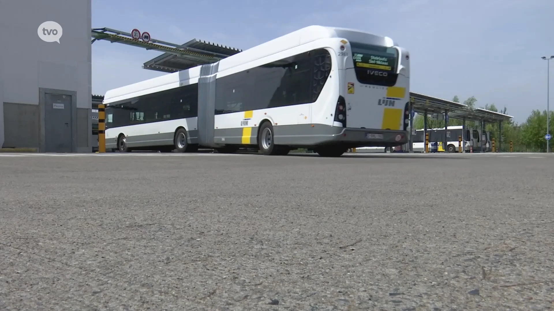 De Lijn neemt nieuwe gelede elektrische bussen in dienst vanuit stelplaats Sint-Niklaas