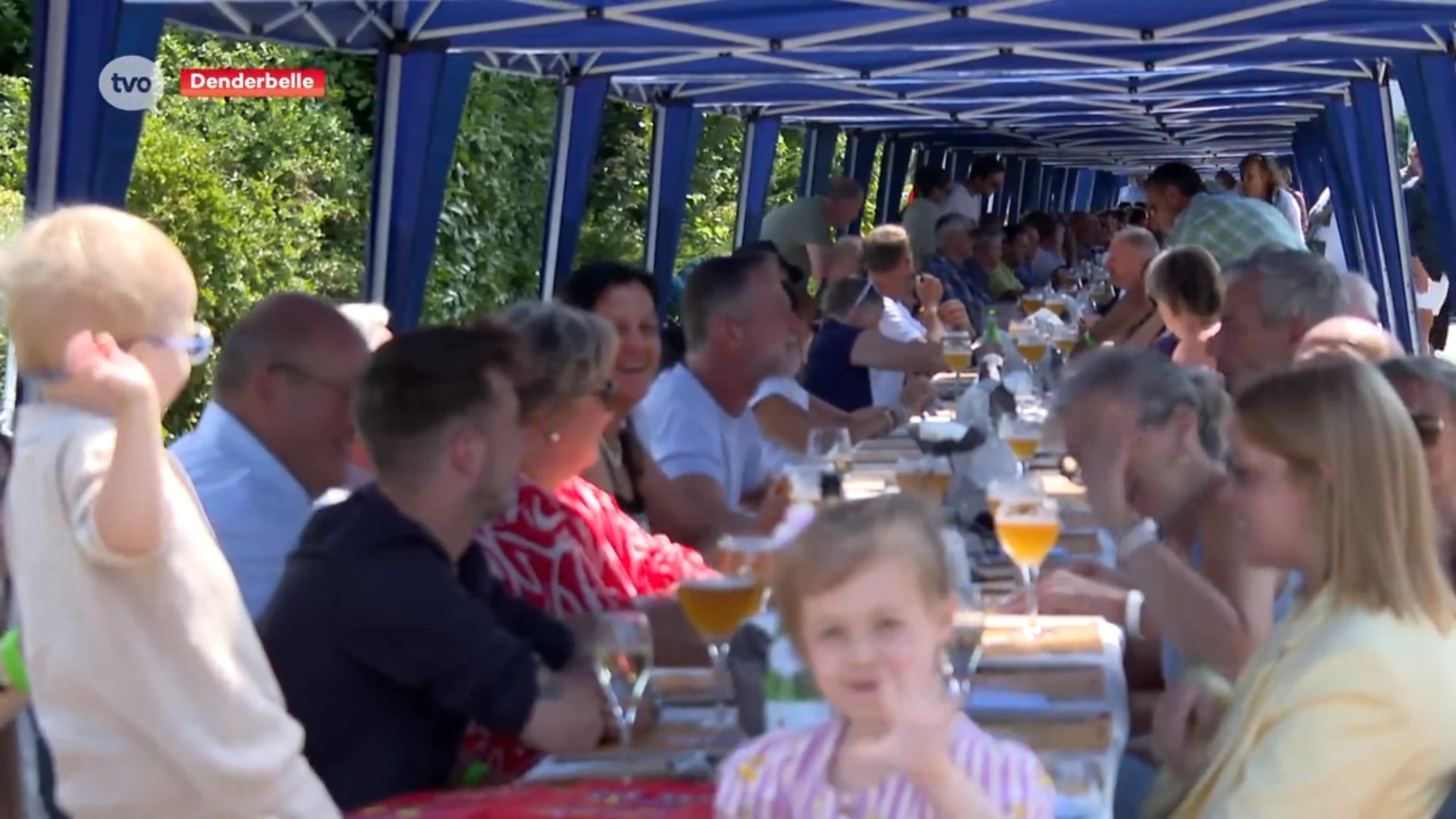 Denderbelle kermis blaast 100 kaarsjes uit, 350 mensen nemen plaats aan langste tafel