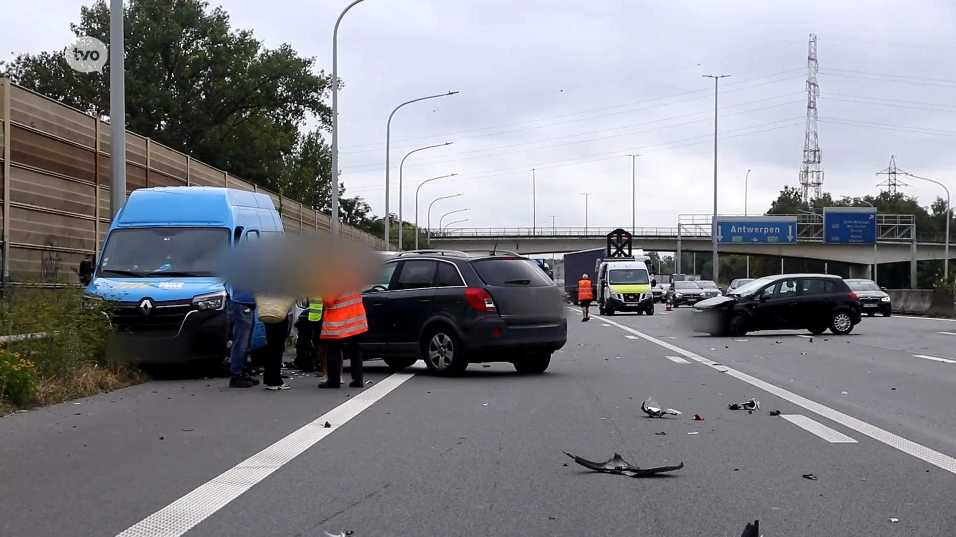 Botsing met vijf voertuigen op E17 in Waasmunster, bestuurder pleegt vluchtmisdrijf