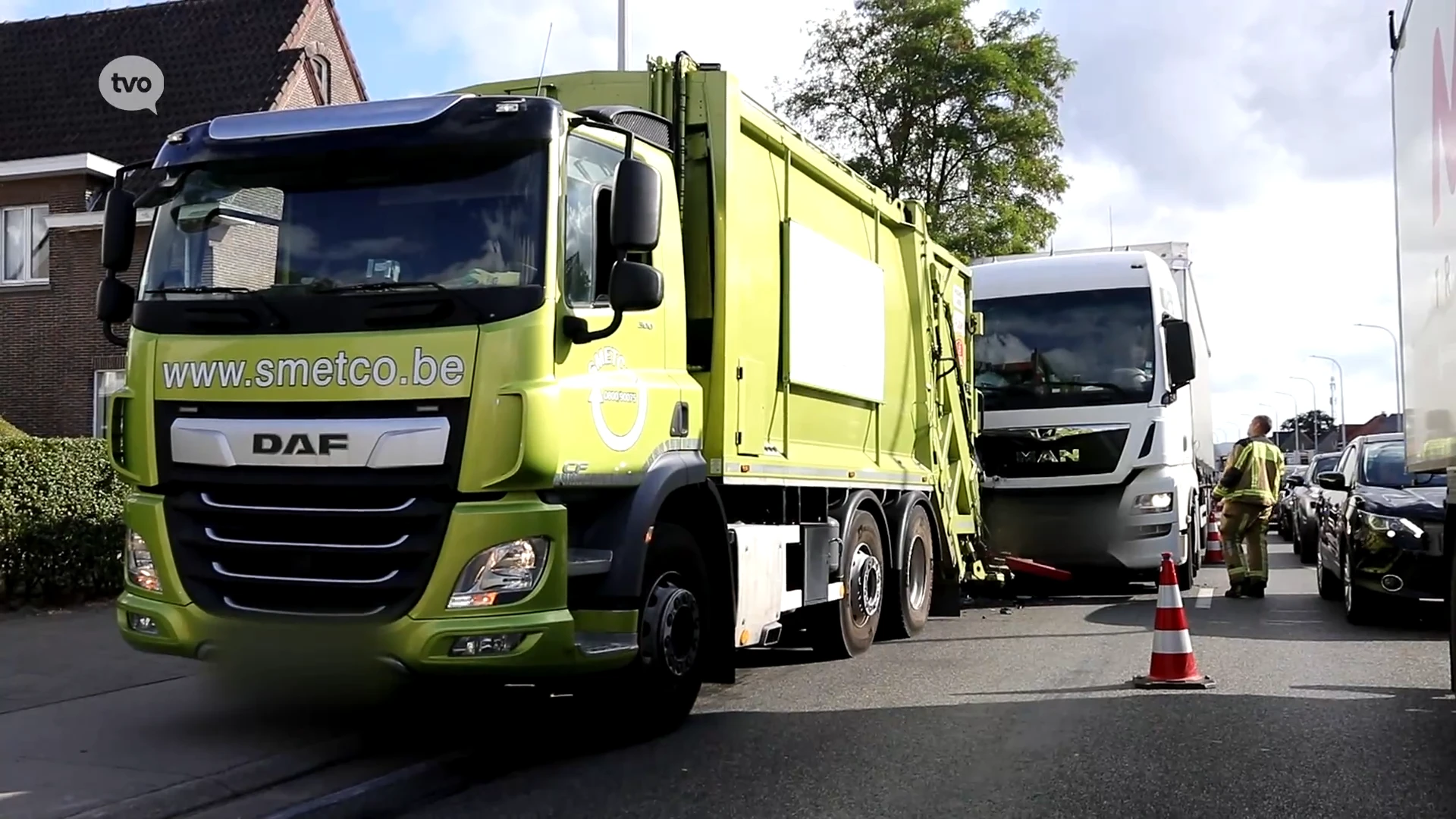 Vrachtwagen rijdt achteraan in op vuilniswagen in Sint-Niklaas