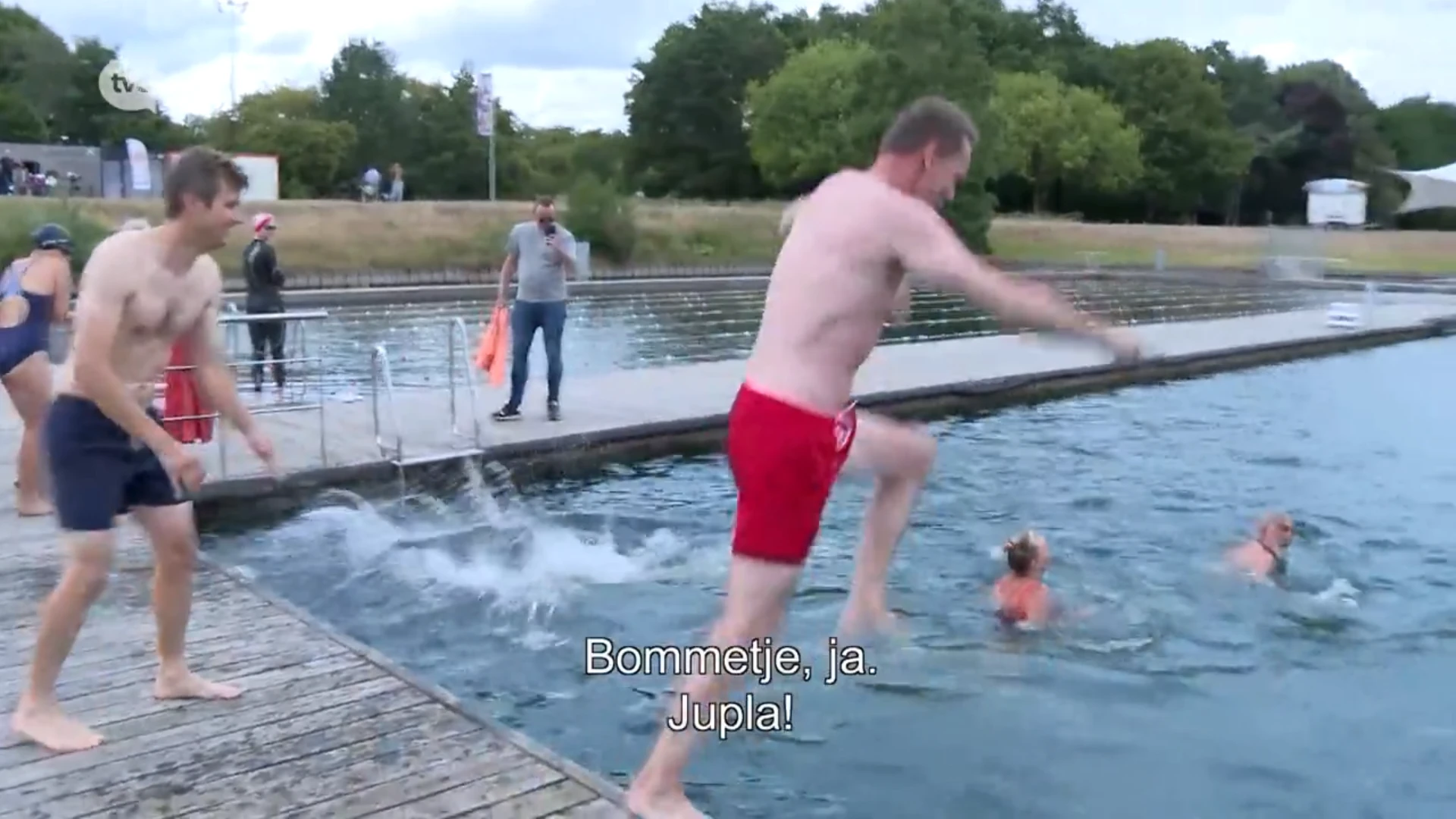 Minister Brouns duikt zwemvijver van De Ster in om zwemmen in open water te promoten