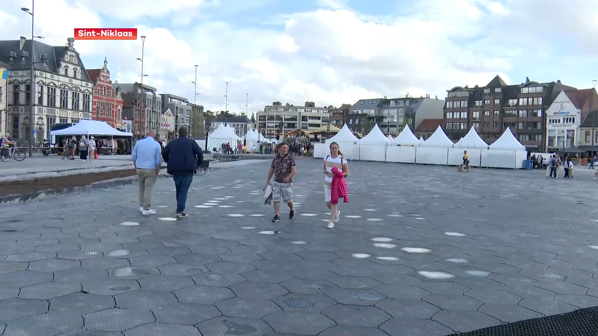 Bezoekers ontdekken vernieuwde Grote Markt in Sint-Niklaas: "Fonteintjes zijn leuk, ik mis nog een beetje groen"