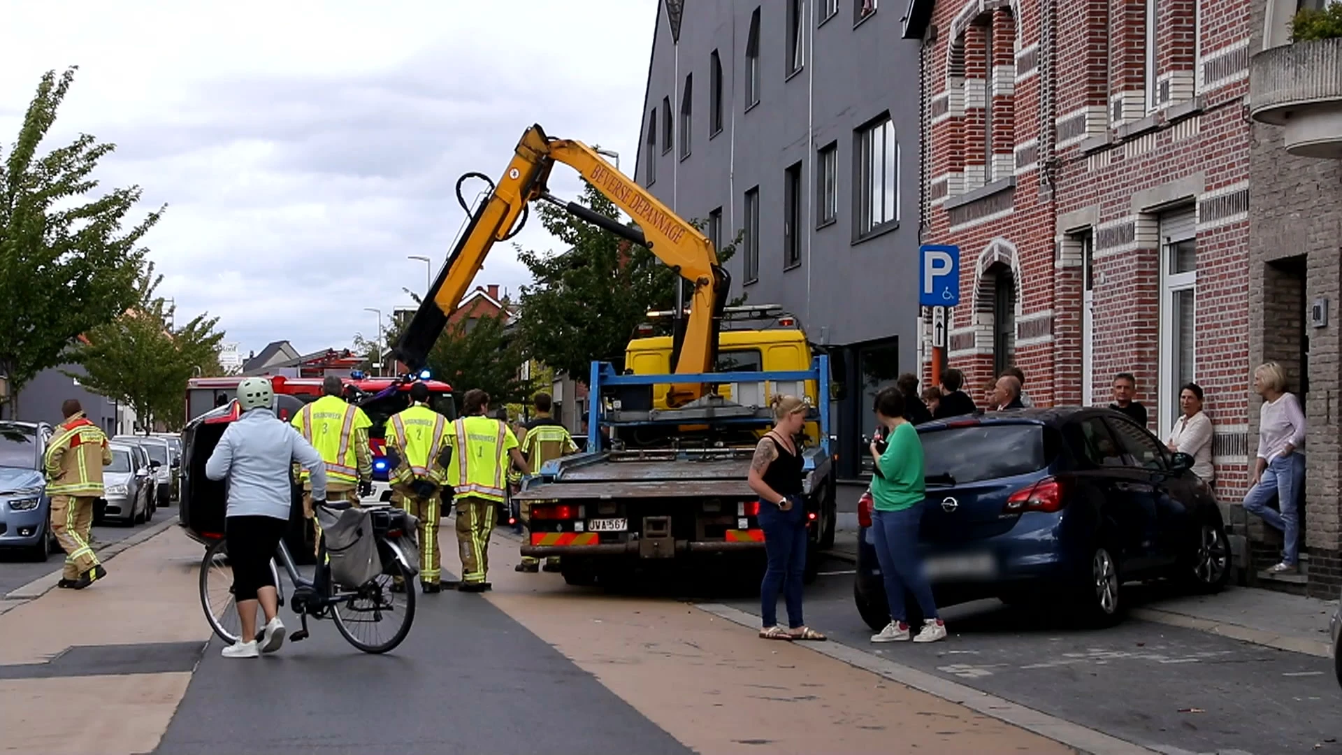 Thuisverpleegster wordt onwel achter het stuur en rijdt op geparkeerde wagen in Beveren