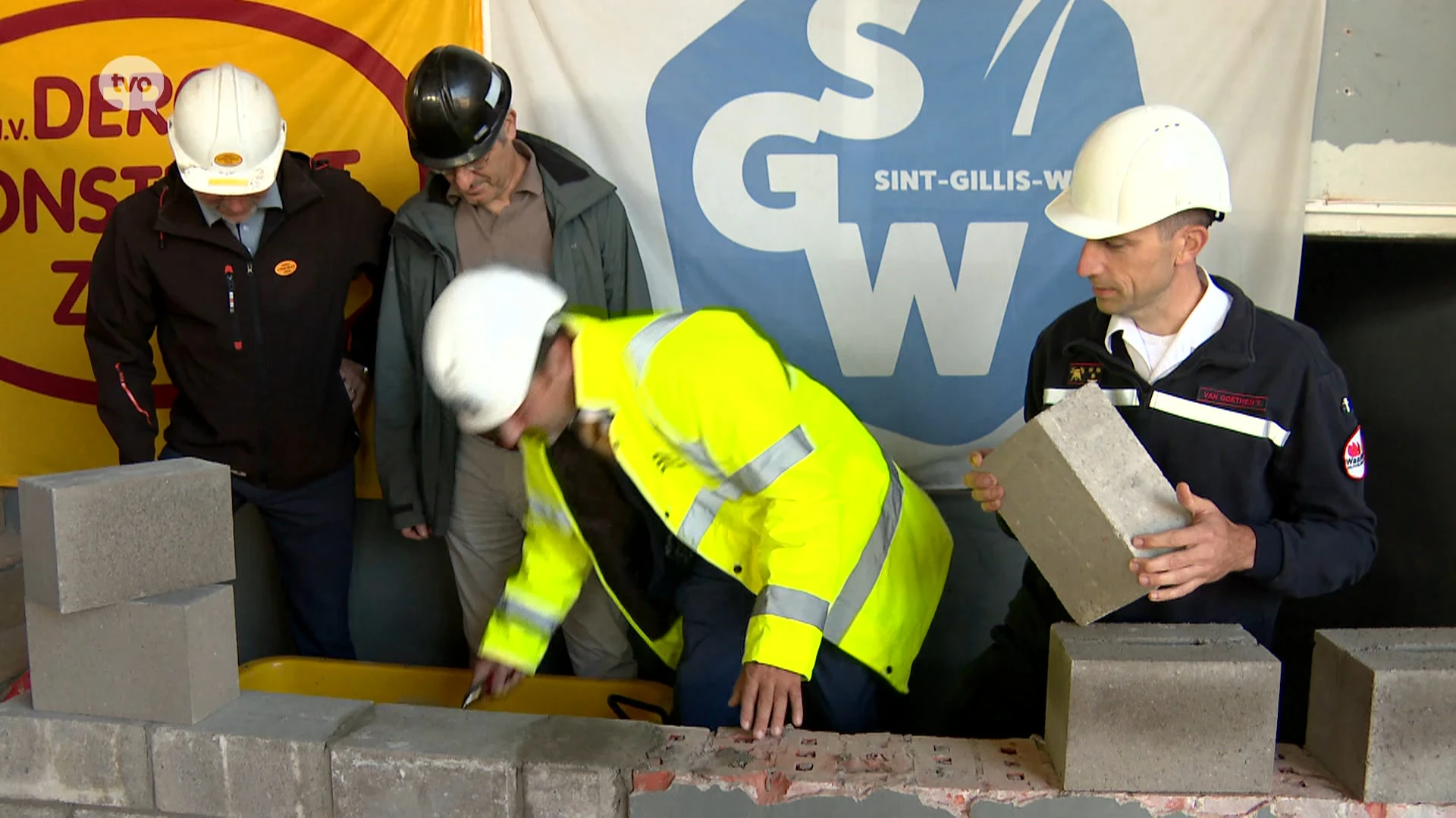 Eerste steen gelegd van nieuwe brandweerkazerne in Sint-Gillis-Waas: "Hier blijven was strategisch zeer belangrijk"