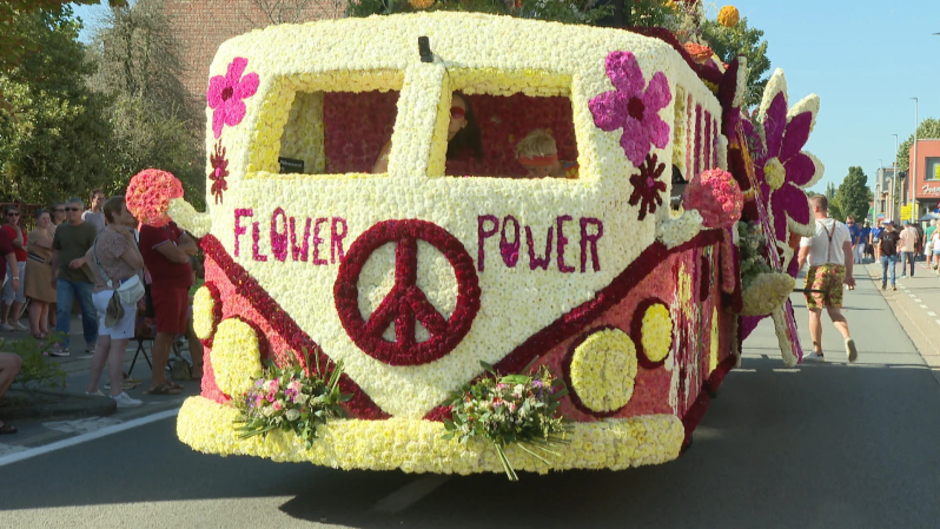 Praalwagen Flower Power wint 74ste editie van bloemencorso van Sint-Gillis-Dendermonde